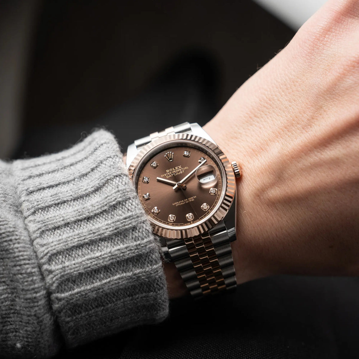 Mann trägt die Rolex Datejust 41 126331 in Stahl-Roségold mit dem braunen Chocolate-Diamant-Zifferblatt im neuwertigen Zustand an seinem Handgelenk