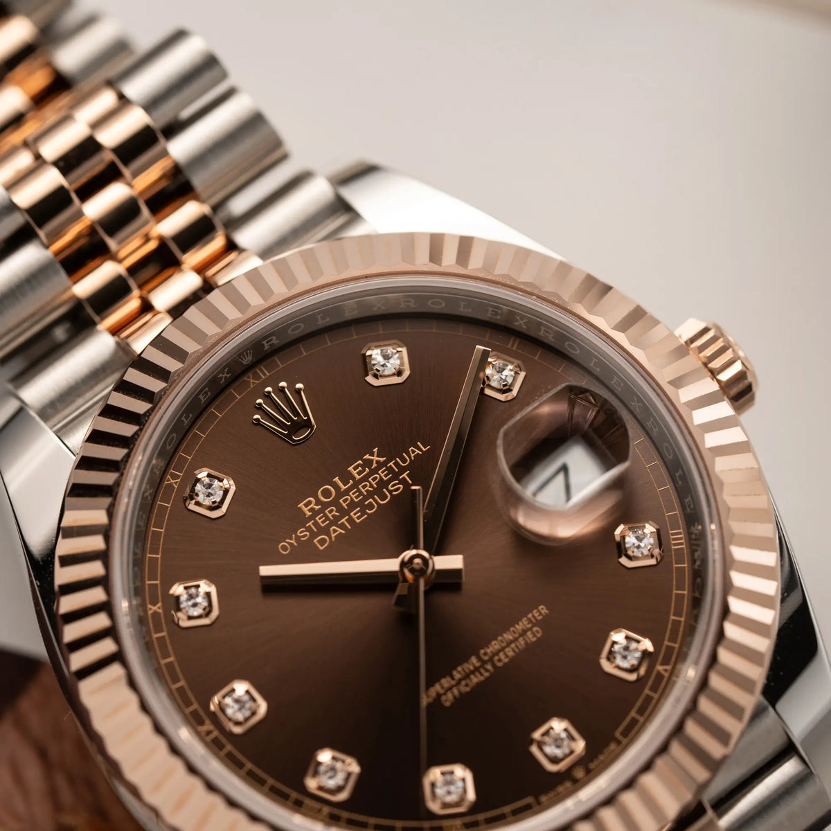 Rolex Datejust 41 126331 in Stahl-Roségold mit dem braunen Chocolate-Diamant-Zifferblatt im neuwertigen Zustand