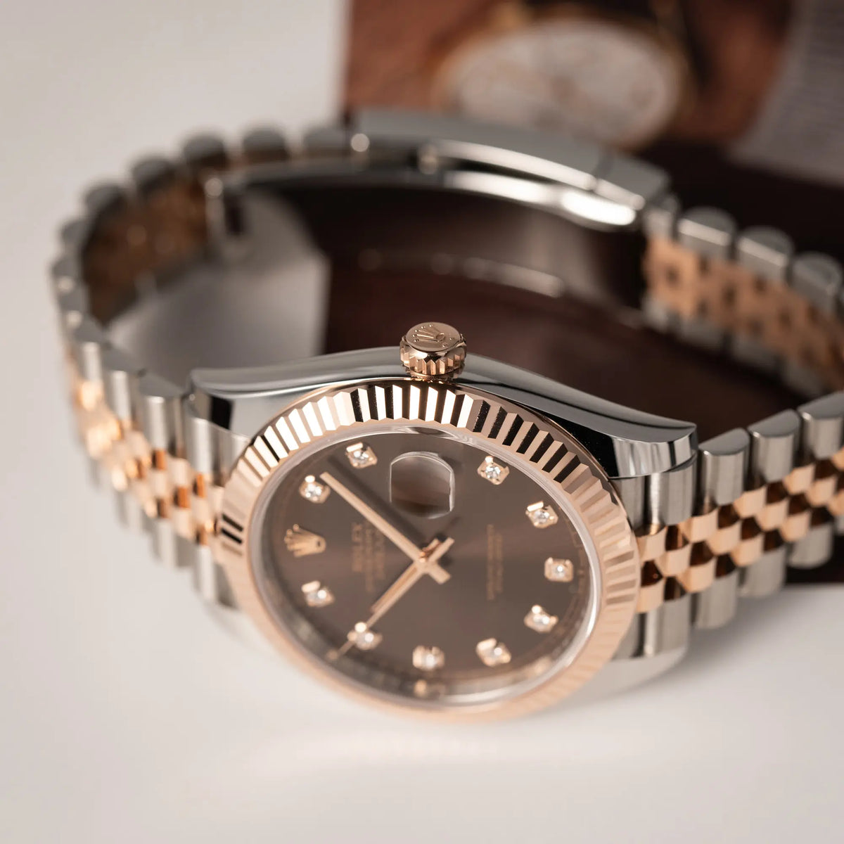 Produktfotografie der Rolex Datejust 41 126331 in Stahl-Roségold mit dem braunen Chocolate-Diamant-Zifferblatt zeigt dire seitliche Gehäuseflanke und die Aufzugskrone
