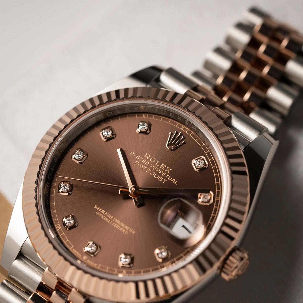 Detailaufnahme der Rolex Datejust 41 126331 in Stahl-Roségold mit dem braunen Chocolate-Diamant-Zifferblatt