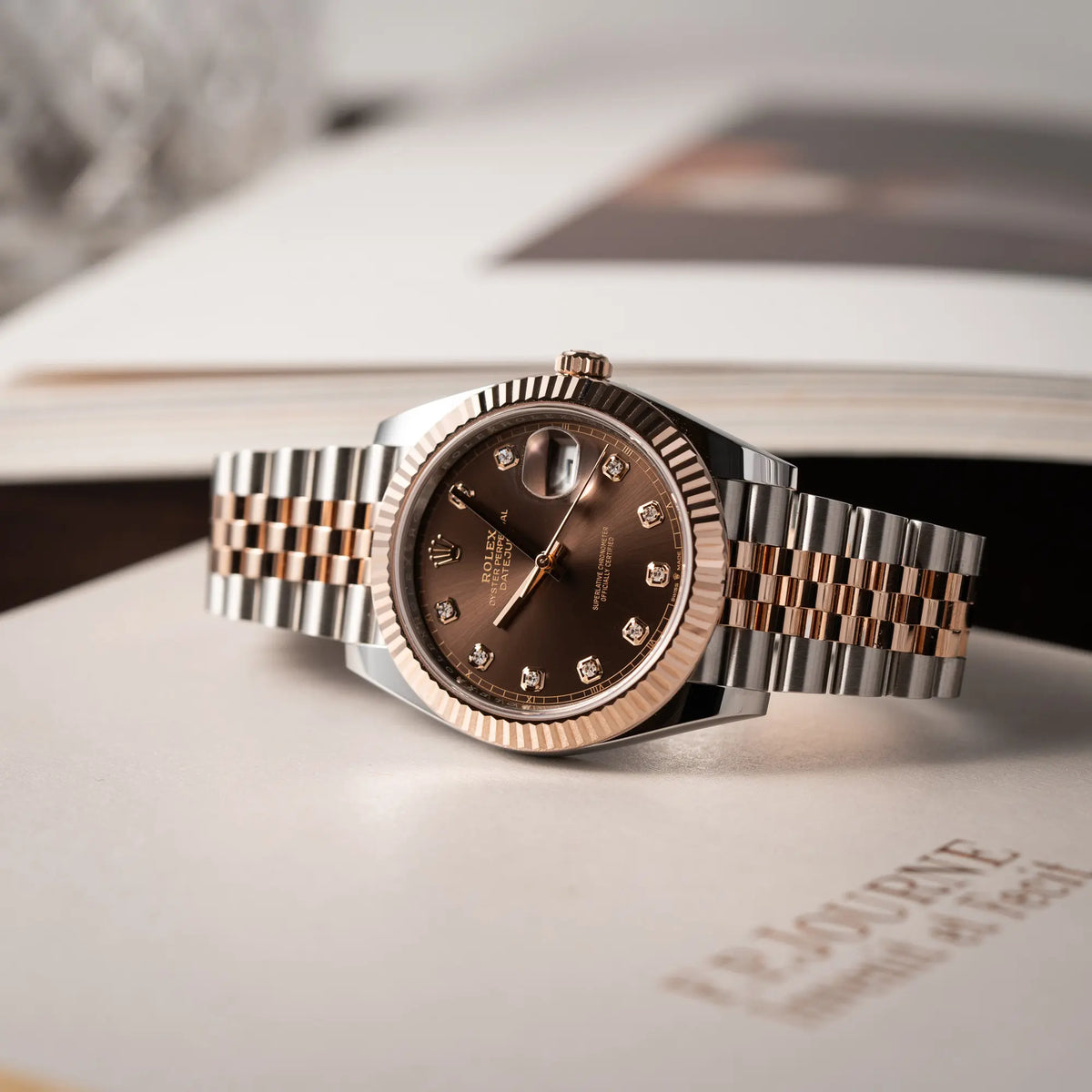 Produktfotografie der Rolex Datejust 41 126331 in Stahl-Roségold mit dem braunen Chocolate-Diamant-Zifferblatt