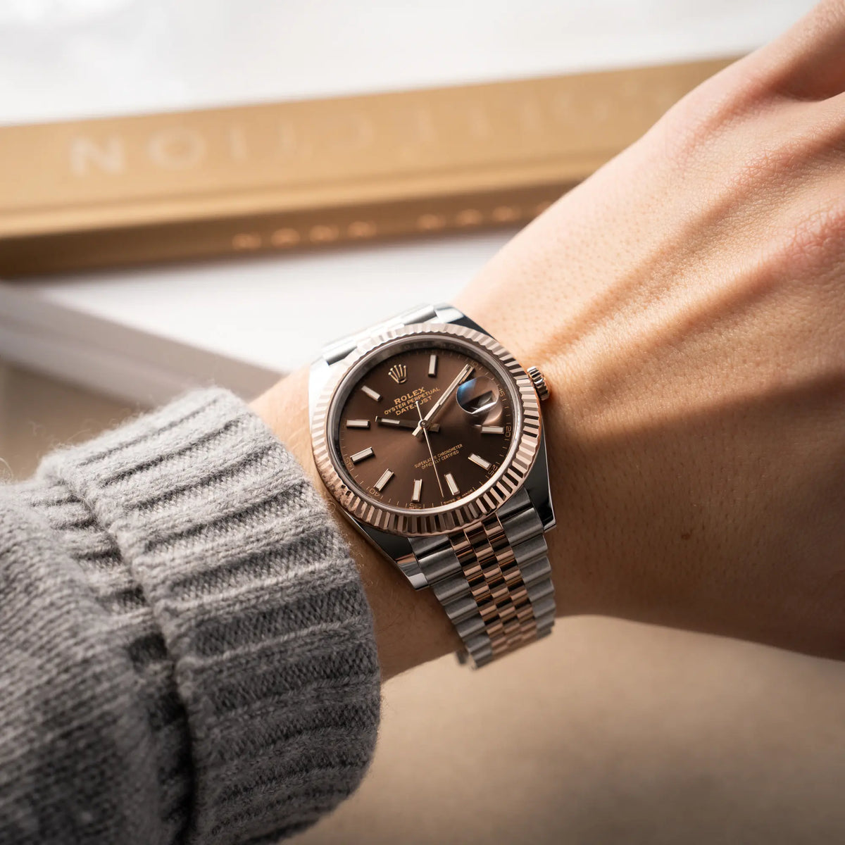 Wristshot mit der bicolor Rolex Datejust 41 der Referenz 126331 Chocolate in Stahl-Roségold mit einem zum Roségold passenden braunen Zifferblatt am zugehörigen Jubilee-Armband