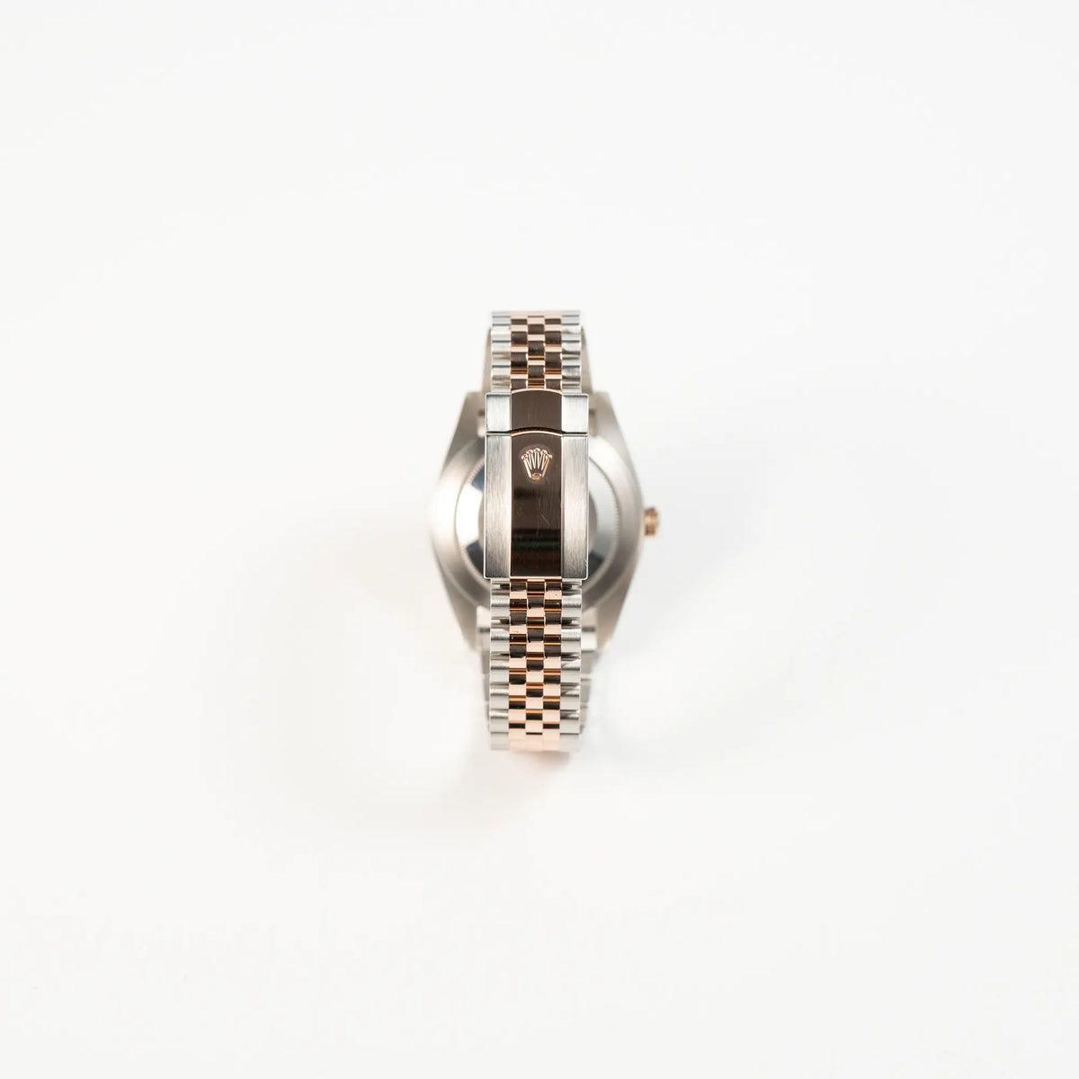 Blick auf das Jubilee-Armband mit Oyster-Stahl-Gold-Faltschliesse der bicolor Rolex Datejust 41 der Referenz 126331 Chocolate in Stahl-Roségold mit einem zum Roségold passenden braunen Zifferblatt 