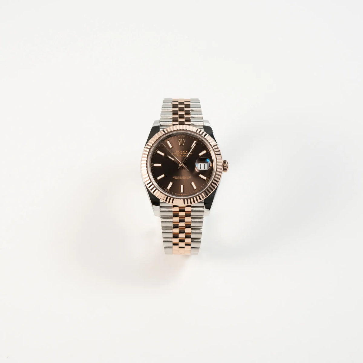 Frontale Ansicht der bicolor Rolex Datejust 41 der Referenz 126331 Chocolate in Stahl-Roségold mit einem zum Roségold passenden braunen Zifferblatt am zugehörigen Jubilee-Armband