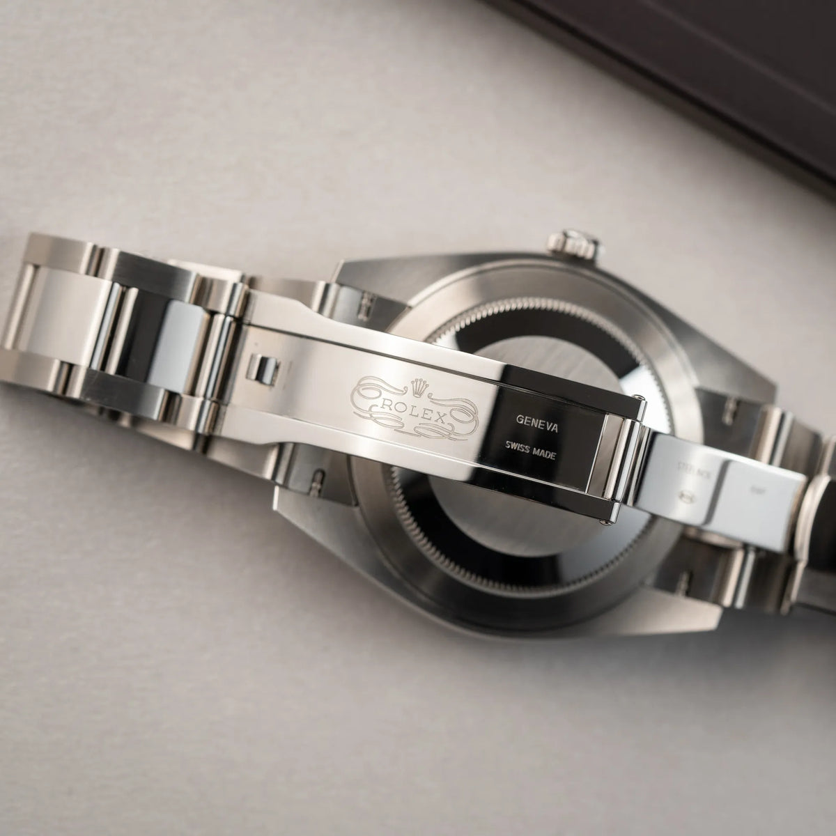 Klassisches Rolex Logo im Inneren der Oyster-Faltschliesse von der Rolex Datejust 41 der Referenz 126334 mit dem grünem Zifferblatt am Oyster-Stahlband