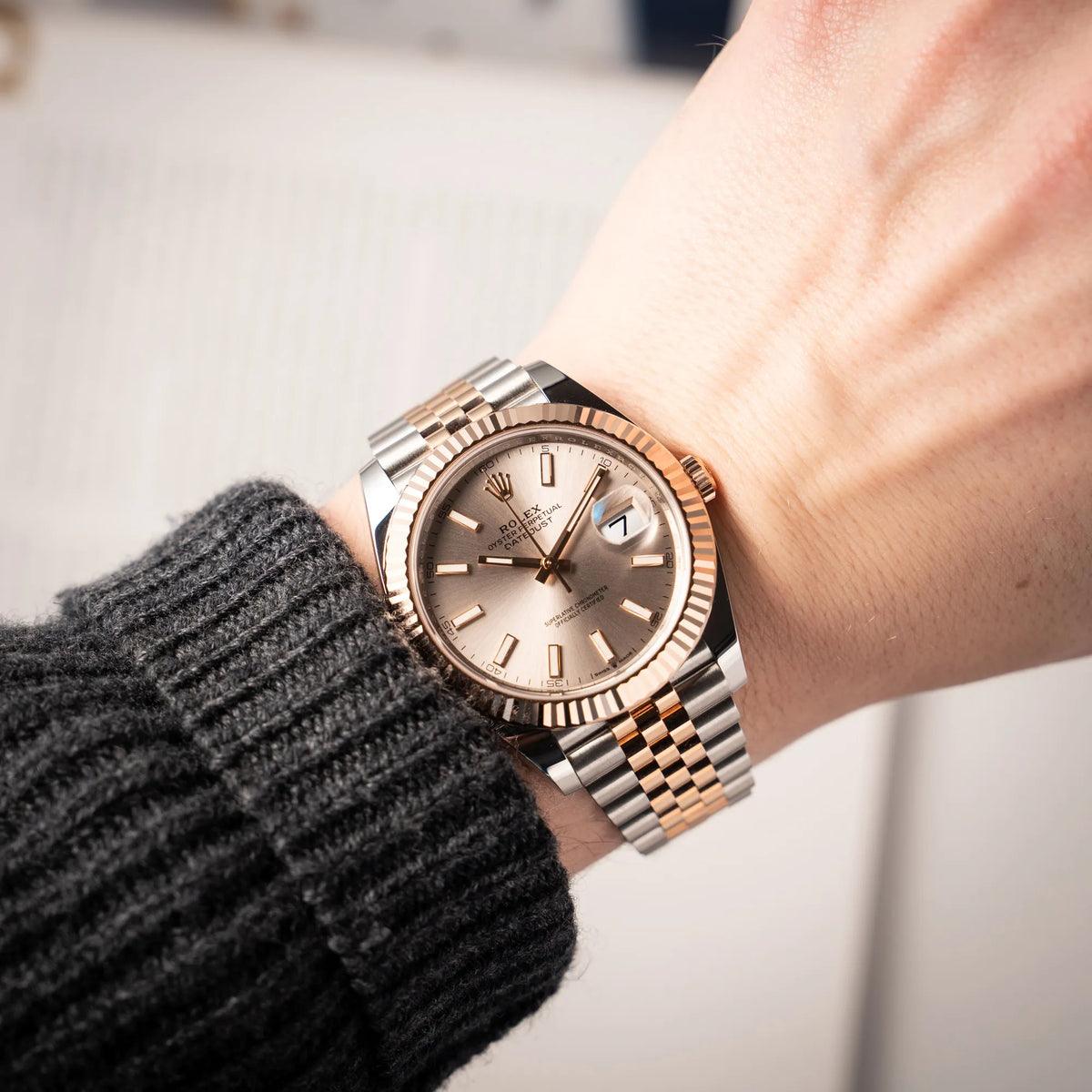 Wristshot mit der Rolex Datejust 41 in Stahl-Roségold mit am passenden Jubilee-Armband mit dem pink-lachsfarbenen "Sundust" Zifferblatt