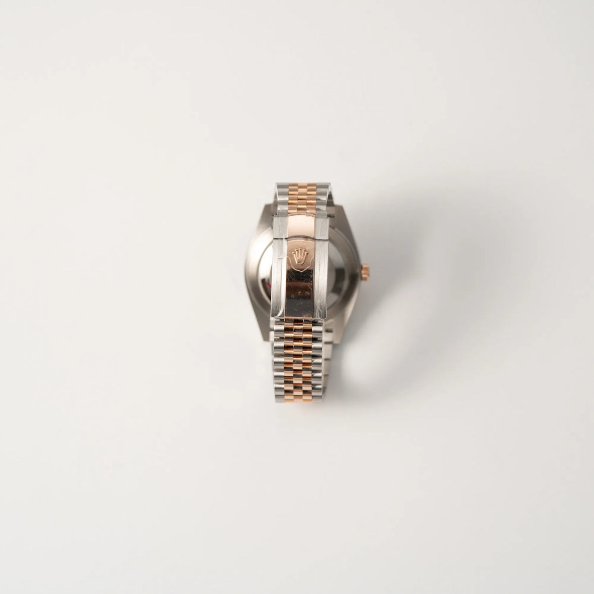 Blick auf die Oyster-Schliesse der Rolex Datejust 41 in Stahl-Roségold mit am passenden Jubilee-Armband mit dem pink-lachsfarbenen "Sundust" Zifferblatt