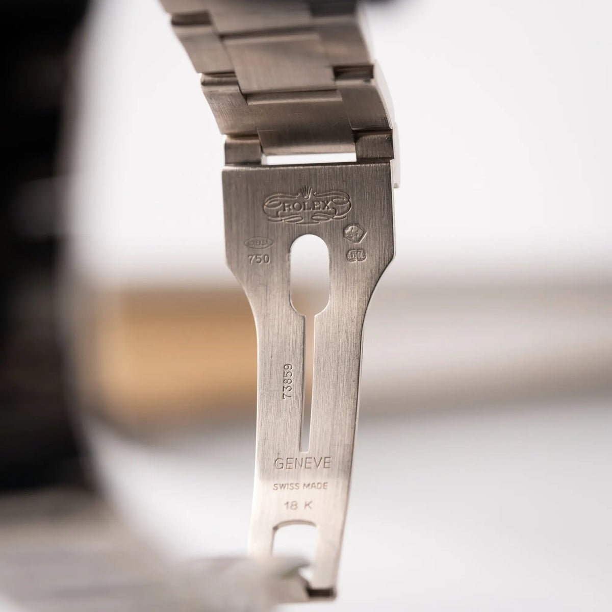 Detailaufnahme der geöffneten Faltschliesse zeigt die verschiedenen Stempel wie das klassische Rolex-Logo und die 18 karätige Legierung der Rolex Day-Date 36 Armbanduhr in Weißgold der Referenz 118239 mit weißem Zifferblatt mit römischen Indizes am Oyster-Weißgold-Armband