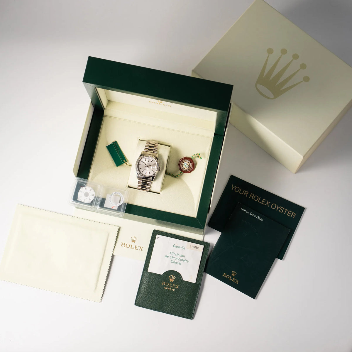 Rolex Day-Date 36 der Referenz 118239 in 750er Weißgold gefertigt mit dem klassischen President-Armband zusammen mit dem Lieferumfang, betsehend aus Box mit Umkarton, Hnagtags, Booklets, original Papieren und einer zusätzlichen deutschen Tagesscheibe