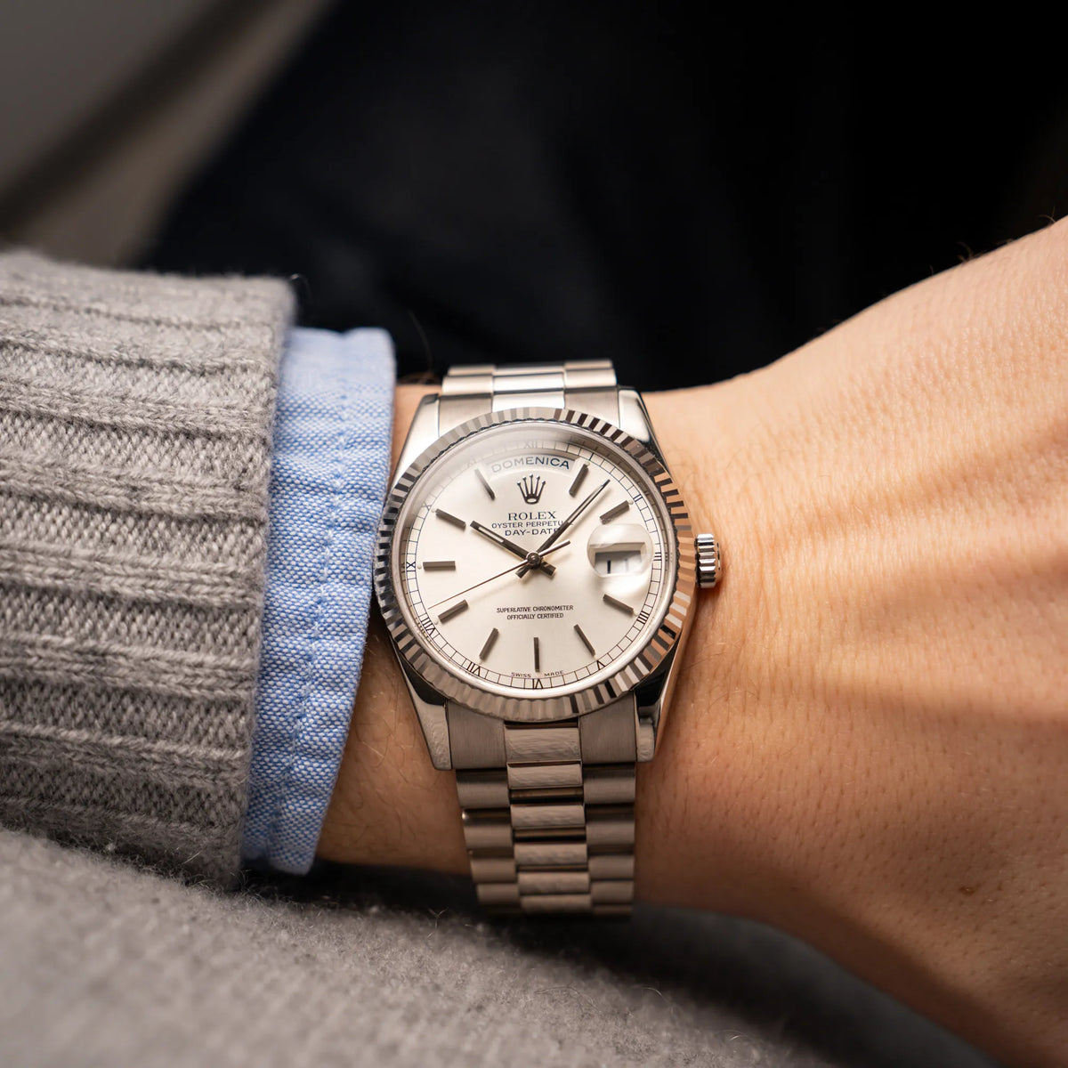 Mann trägt die Rolex Day-Date 36 der Referenz 118239 in 750er Weißgold gefertigt mit dem klassischen President-Armband am Handgelenk