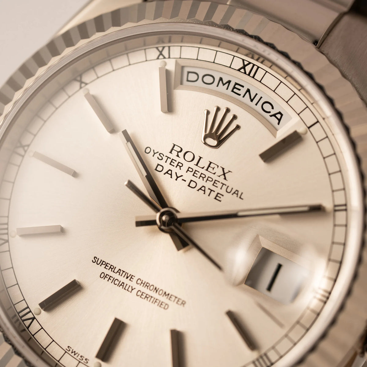 Detailaufnahme der italienischen Tagesanzeige Rolex Day-Date 36 der Referenz 118239 in 750er Weißgold gefertigt mit dem klassischen President-Armband