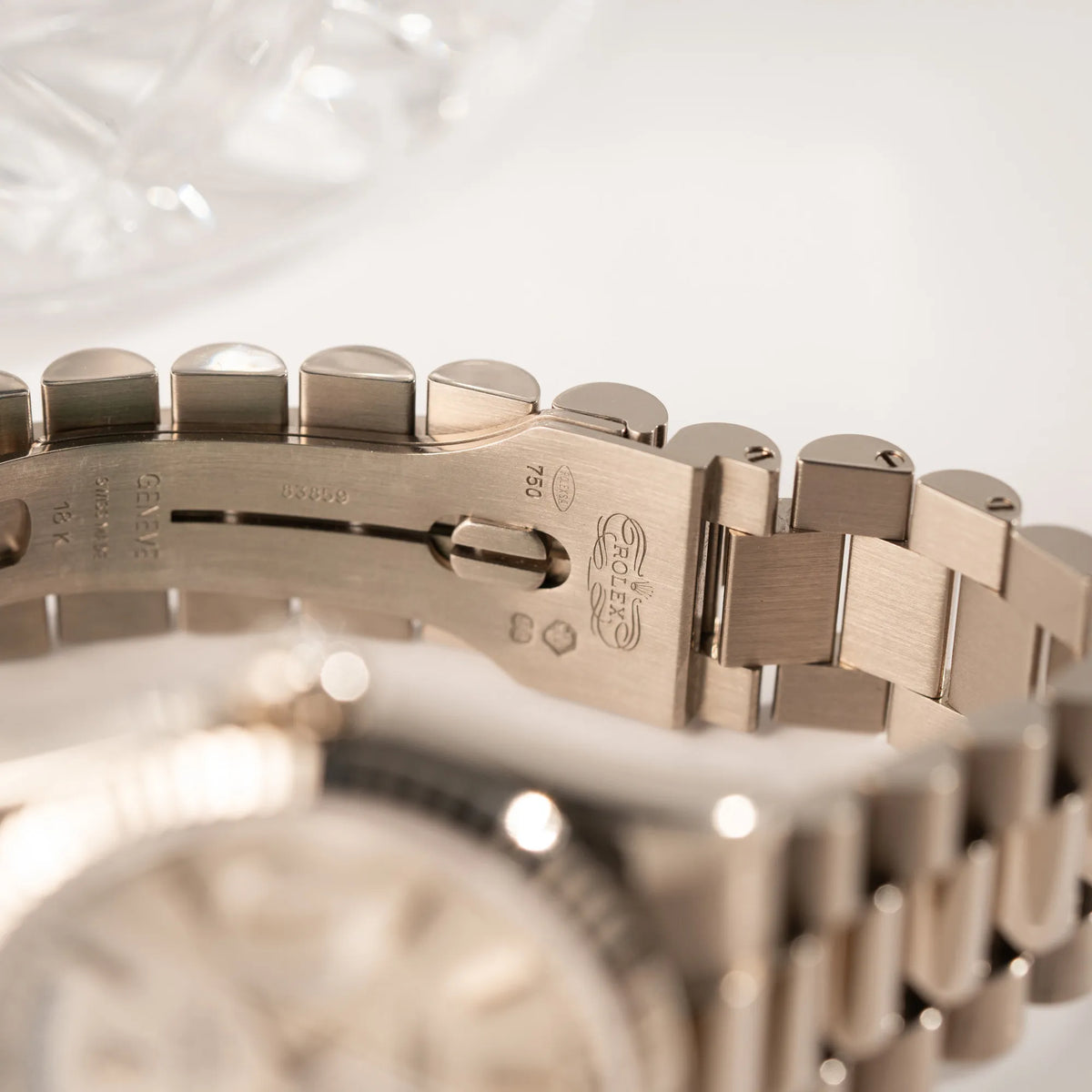Stempel im Inneren der Faltschliesse von der Rolex Day-Date 36 der Referenz 118239 in 750er Weißgold gefertigt mit dem klassischen President-Armband