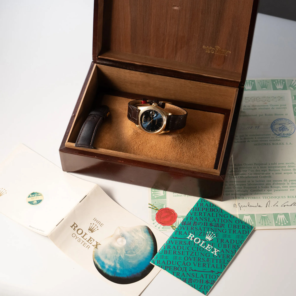 Rolex Day-Date 36 der Referenz 18038 in Gelbgold mit blauem Zifferblatt am braunen Lederband zusammen mit dem gesamten Lieferumfang 