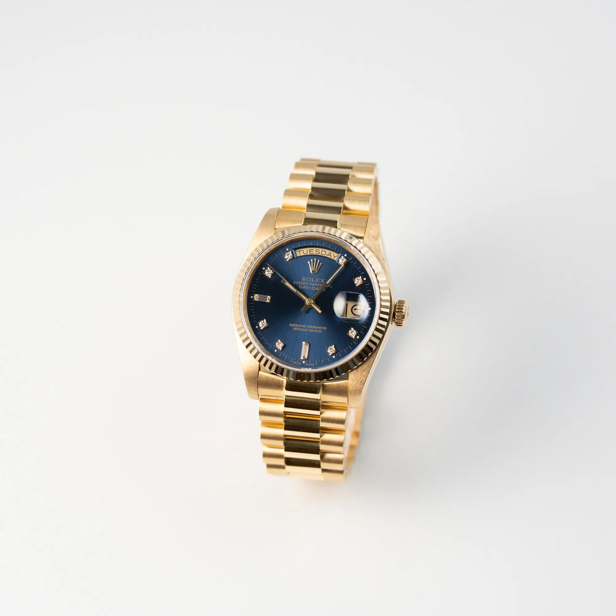 Leicht schräge Ansicht der Rolex Day-Date 36 (Referenz: 18038) in Gelbgold mit blauem Diamant-Zifferblatt