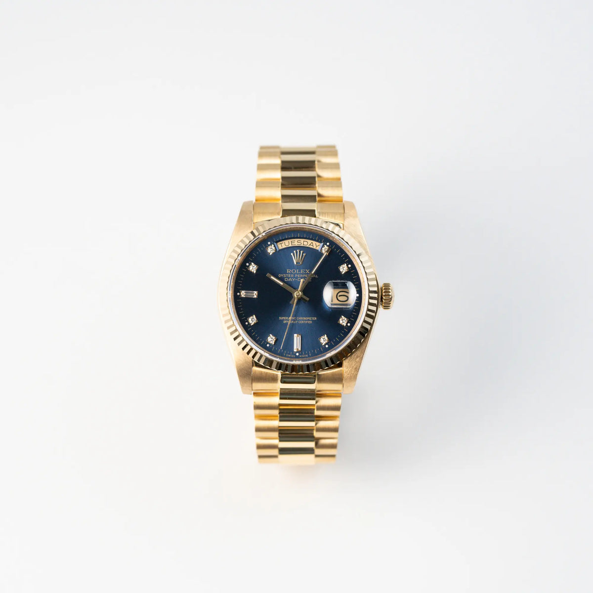 Frontale Ansicht der Rolex Day-Date 36 (Referenz: 18038) in Gelbgold mit blauem Diamant-Zifferblatt