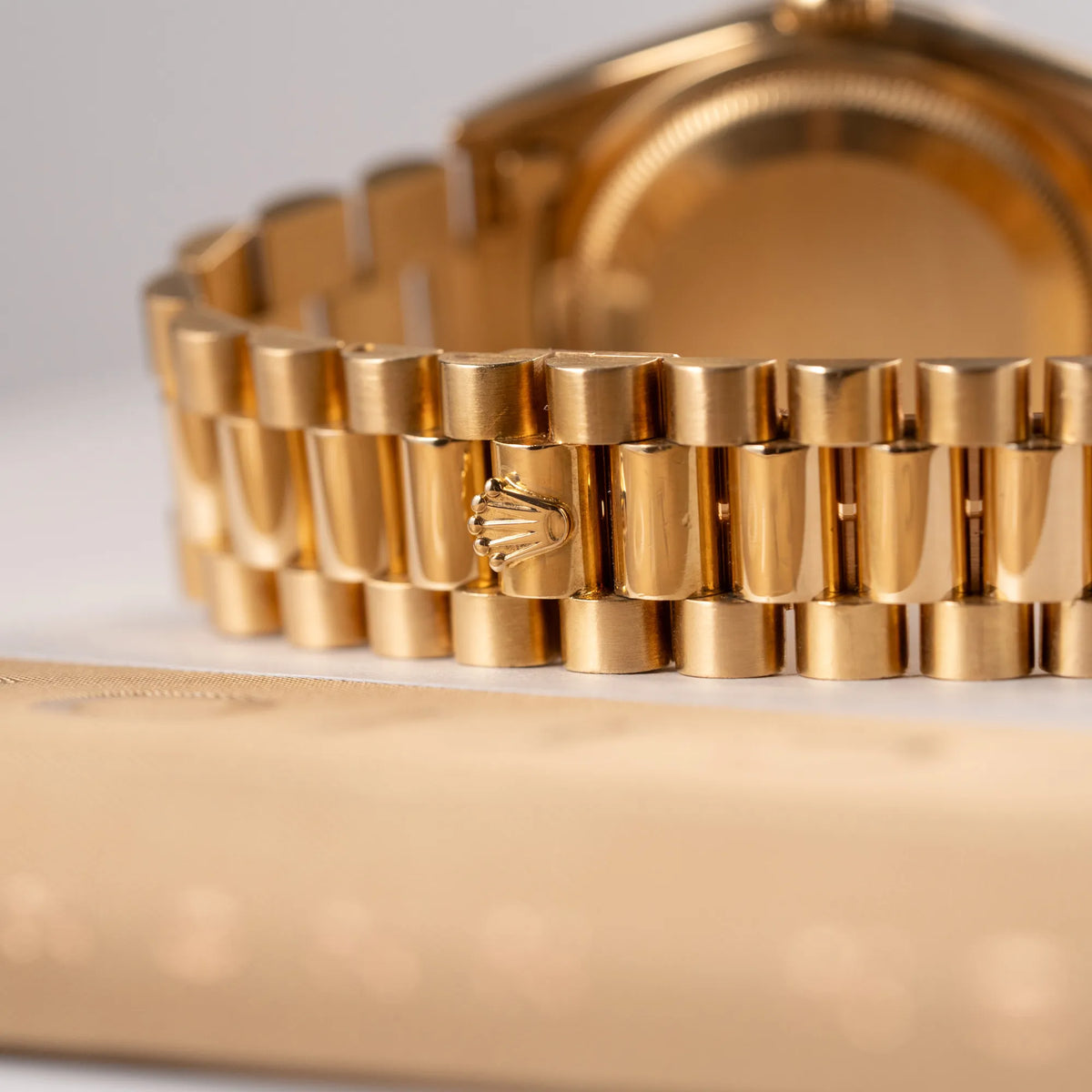 Detailaufnahme der geschlossenen Faltschliesse von der Rolex Day-Date 36 in Gelbgold mit der Referenznummer 18238 mit englischer Tagesanzeige, mit schwarzem Lack-Zifferblatt und Diamant-Indizes 