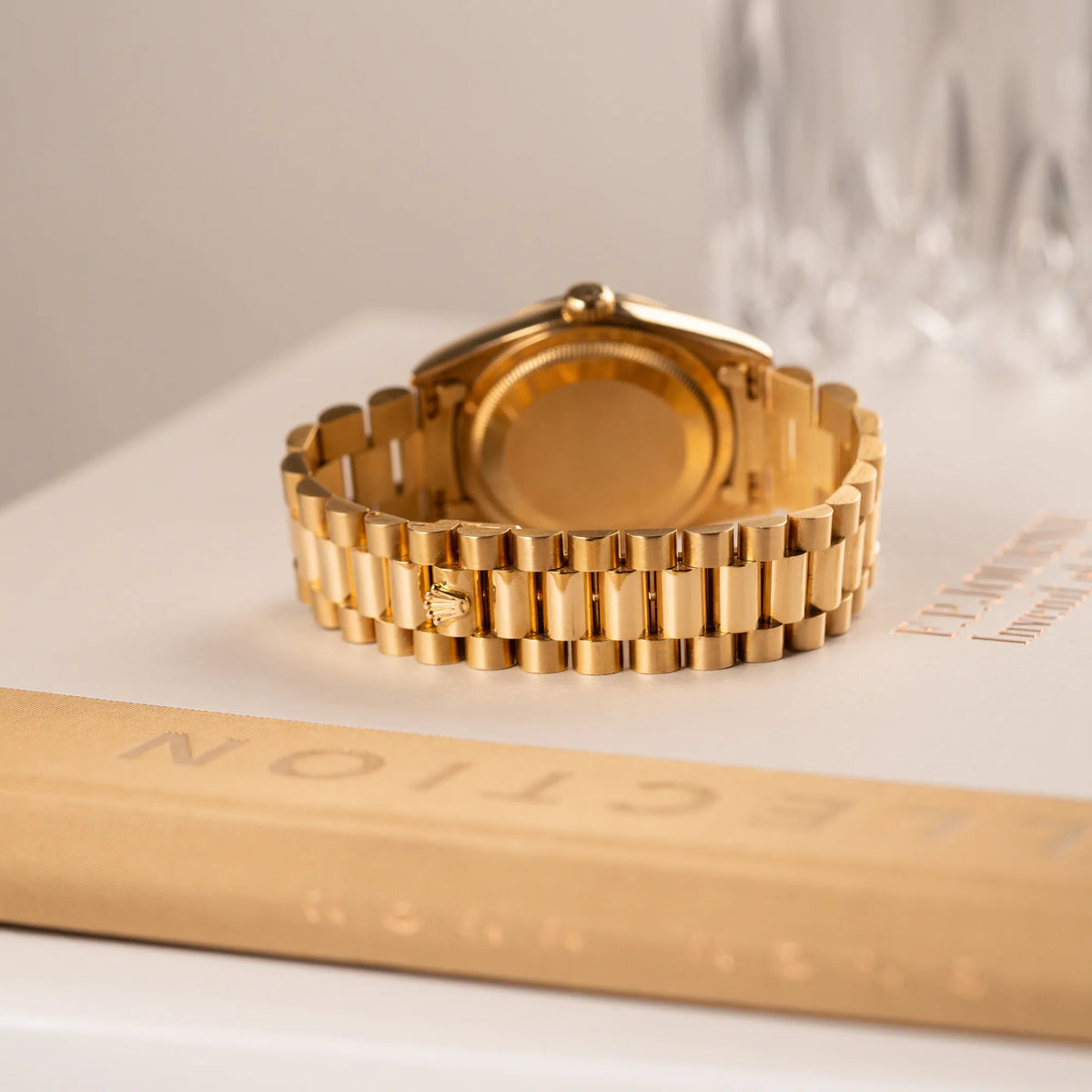 Blick auf das President-Armband in sehr gutem Zustand mit leichter Patina von der Rolex Day-Date 36 in Gelbgold mit der Referenznummer 18238 mit englischer Tagesanzeige, mit schwarzem Lack-Zifferblatt und Diamant-Indizes 