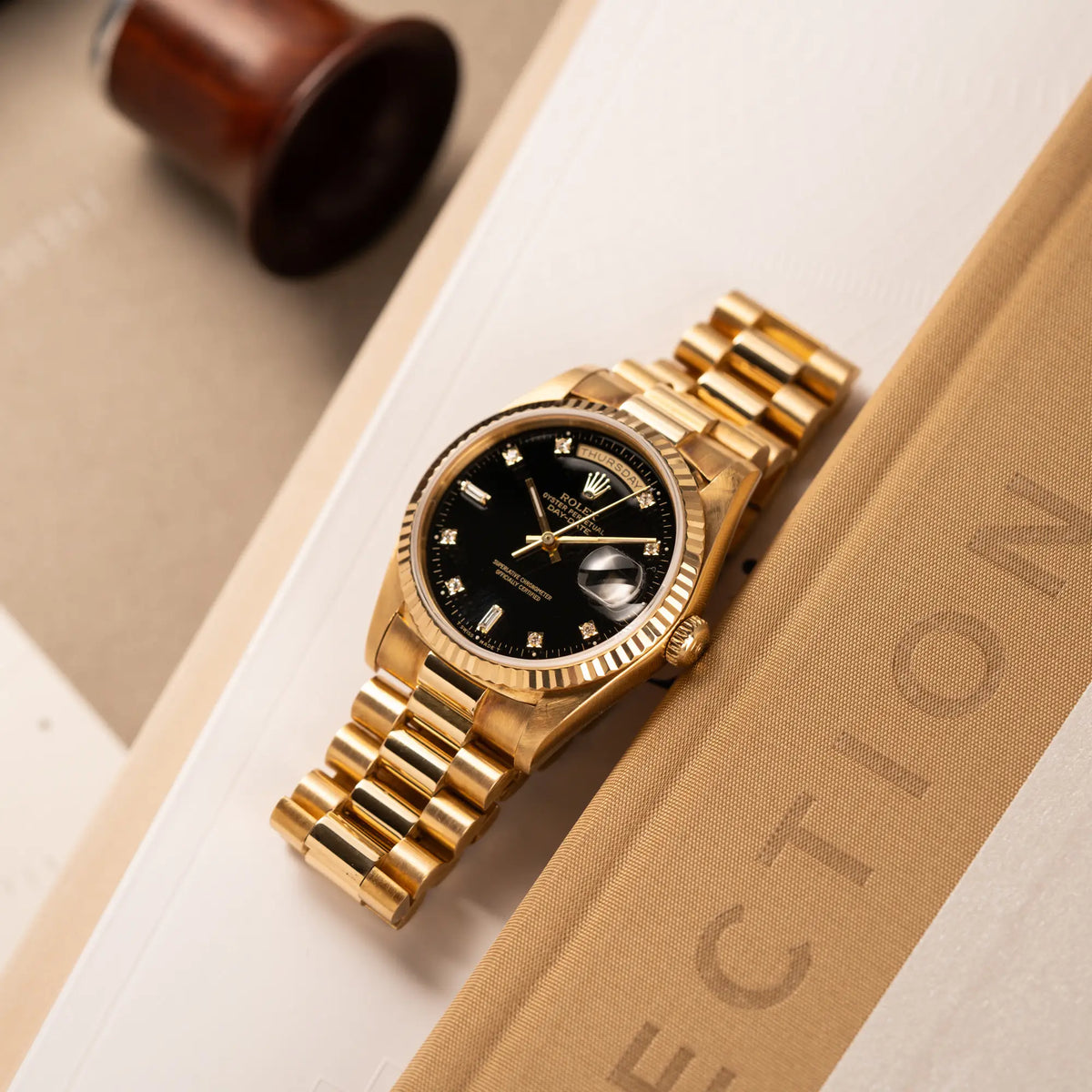 Produktfoto der Rolex Day-Date 36 in Gelbgold mit der Referenznummer 18238 mit englischer Tagesanzeige, mit schwarzem Lack-Zifferblatt und Diamant-Indizes 