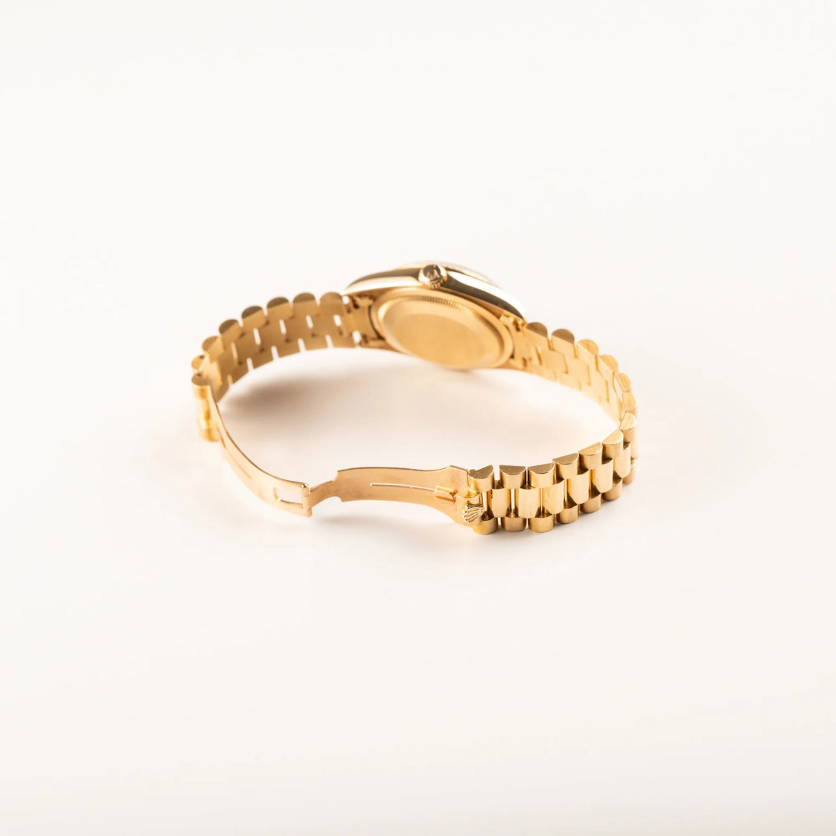 Geöffnete Faltschliesse am President-Armband der Rolex Day-Date 36 in Gelbgold mit der Referenznummer 18238 mit englisches Tagesanzeige, mit schwarzem Lack-Zifferblatt und Diamant-Indizes 