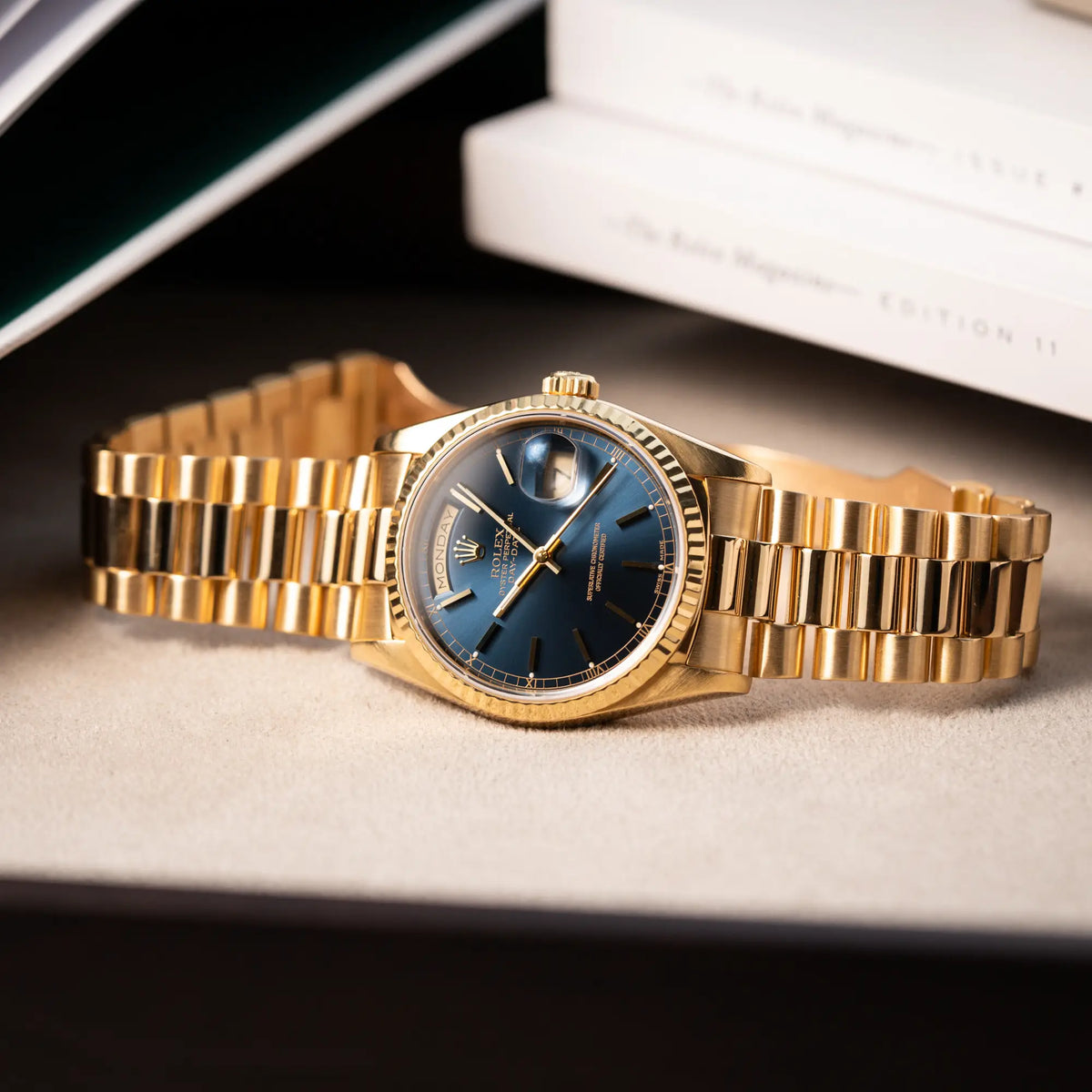 Produktfoto der gelbgoldenen Rolex Day-Date 36 der Referenz 18238 mit blauem Zifferblatt und englisch-sprachiger Tagesanzeige
