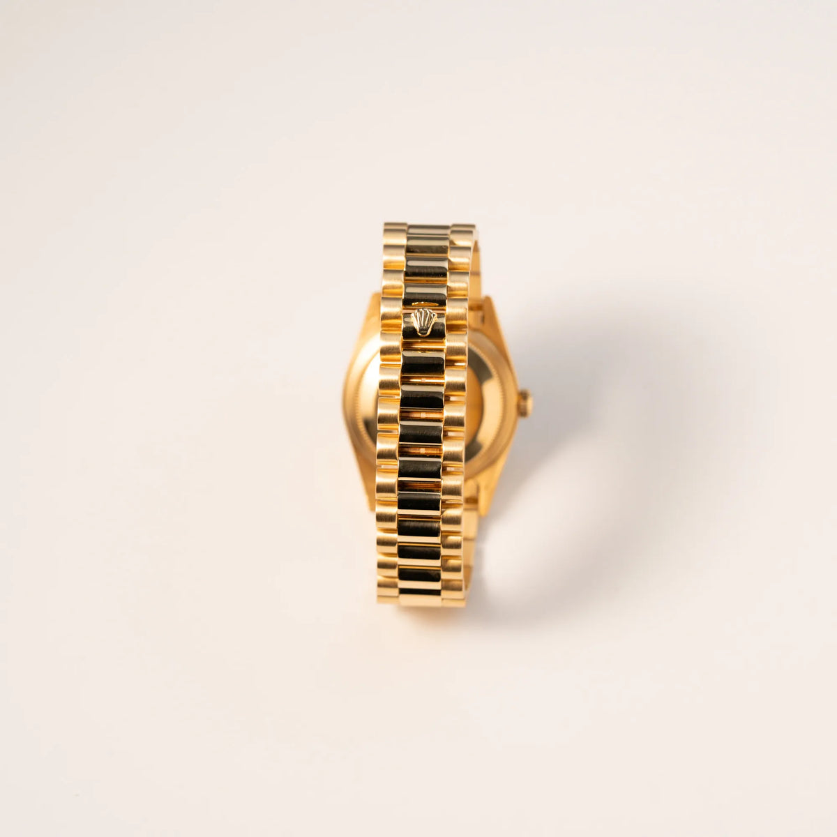 Blick auf das President-Armband der gelbgoldenen Rolex Day-Date 36 der Referenz 18238 mit blauem Zifferblatt und englisch-sprachiger Tagesanzeige
