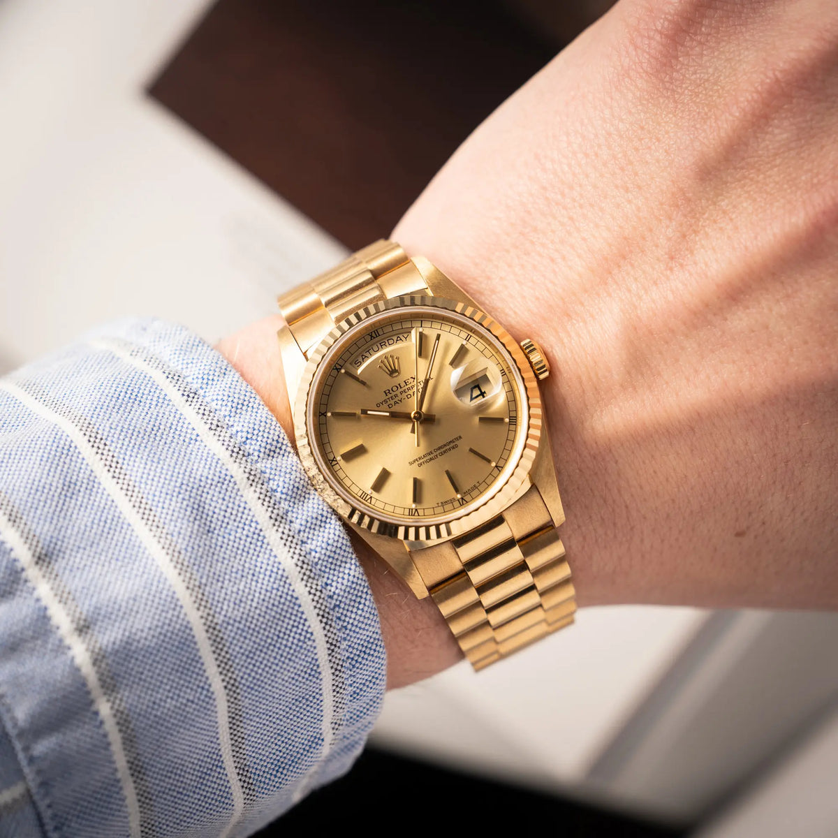 Rolex Day-Date 36 der Referenz 18238 in Gelbgold mit champagnerfarbenem Stick-Dial an einem Männerhandgelenk