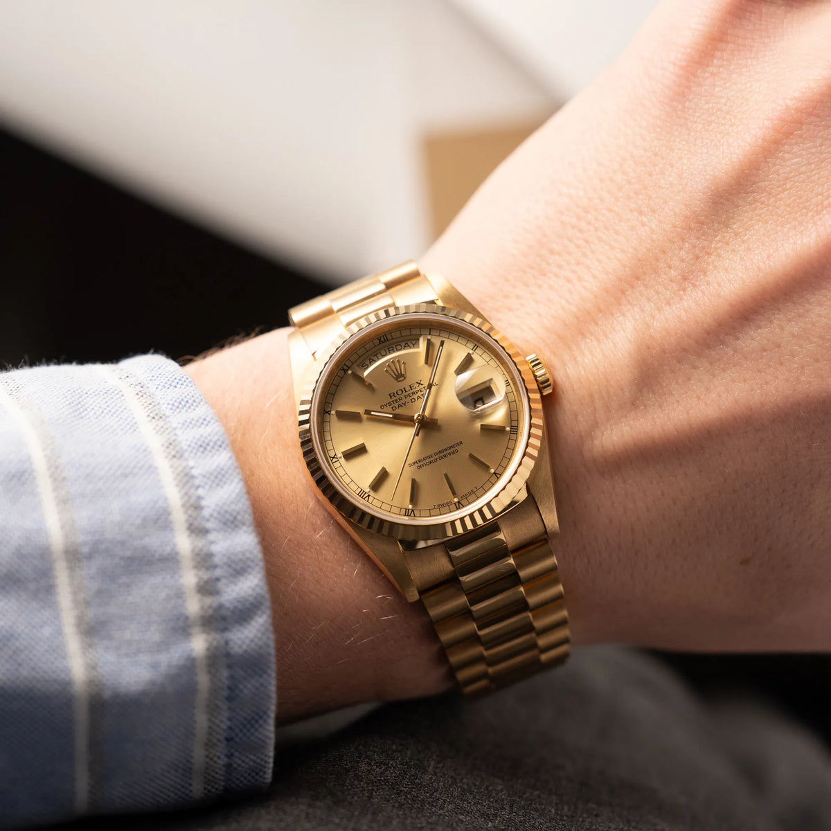 Mann trägt die Rolex Day-Date 36 der Referenz 18238 in Gelbgold mit champagnerfarbenem Stick-Dial für einen Wristshot an seinem Handgelenk