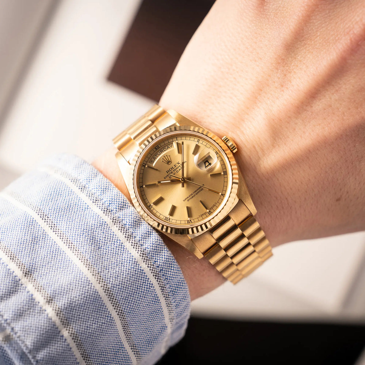 Wristshot mit der Rolex Day-Date 36 der Referenz 18238 in Gelbgold mit champagnerfarbenem Stick-Dial