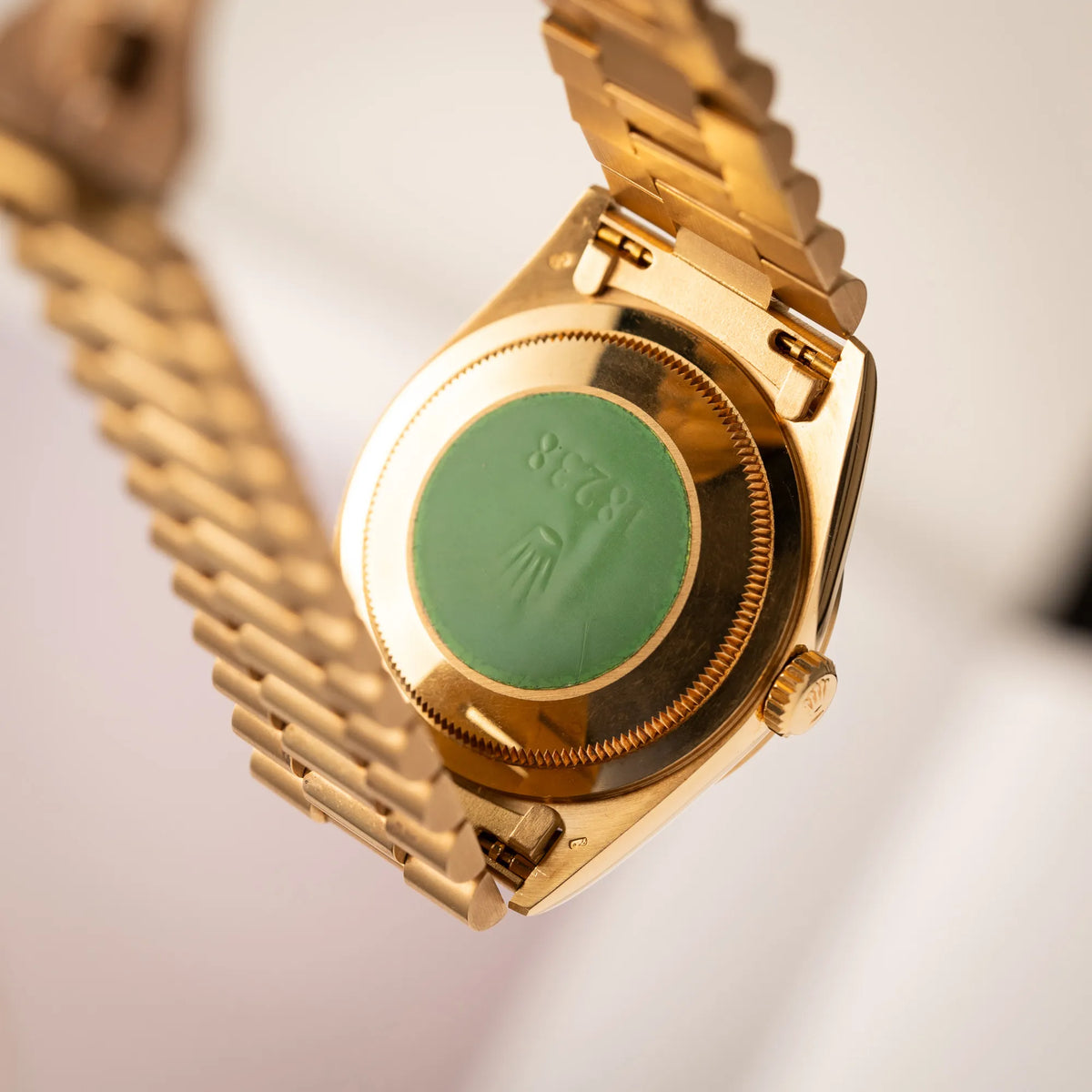 Gehäuseboden mir originalem grünem Verkaufs-Sticker der Rolex Day-Date 36 der Referenz 18238 in Gelbgold mit champagnerfarbenem Stick-Dial