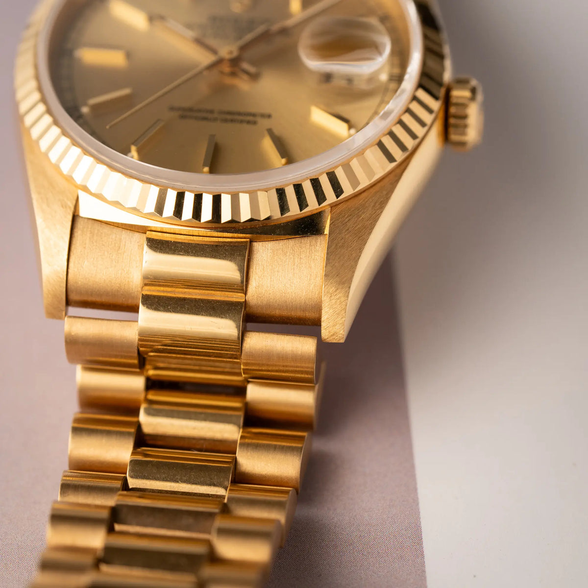 Detailaufnahme von einem der Bandanstöße der Rolex Day-Date 36 der Referenz 18238 in Gelbgold mit champagnerfarbenem Stick-Dial