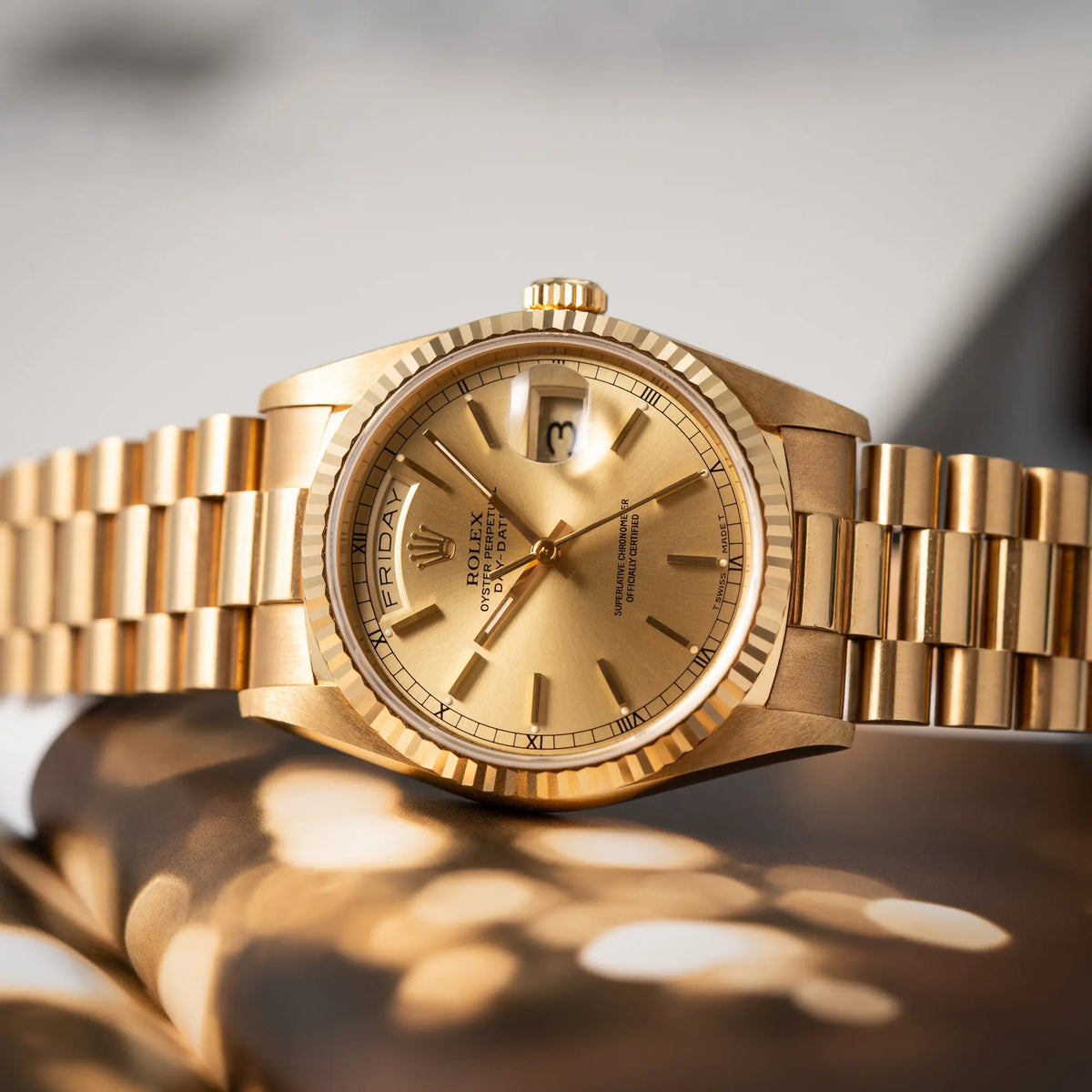 Produktfotografie als Titelbild für die Rolex Day-Date 36 der Referenz 18238 in Gelbgold mit champagnerfarbenem Stick-Dial