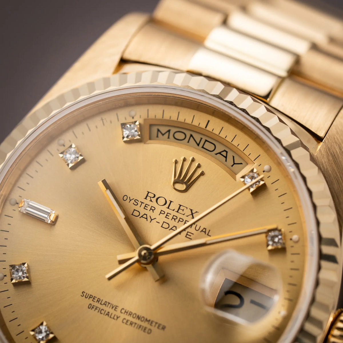 Makro-Aufnahme der Rolex Day-Date 36 in Gelbgold der Referenz 18238 aus 1991 mit Champagner-Diamant-Zifferblatt und englischsprachiger Tagesanzeige