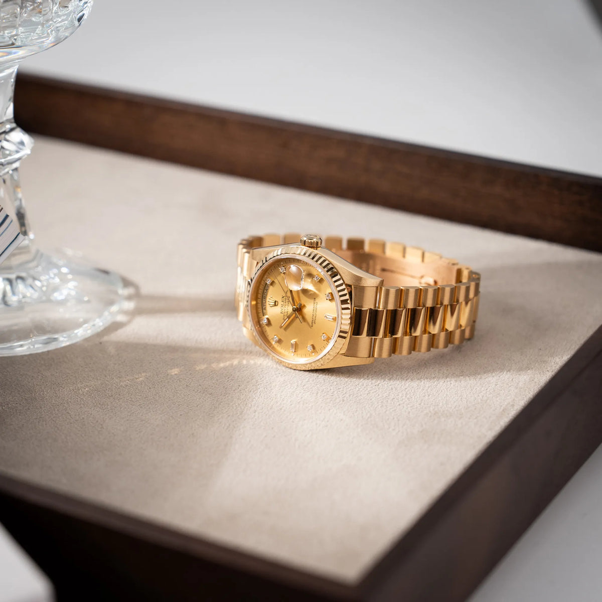 Rolex Day-Date 36 aus 1991 der Referenz 18238 mit goldfarbenem Zifferblatt und Diamant Indizes in einem hervorragenden Gesamtzustand liegt auf einem Juwelierstablet