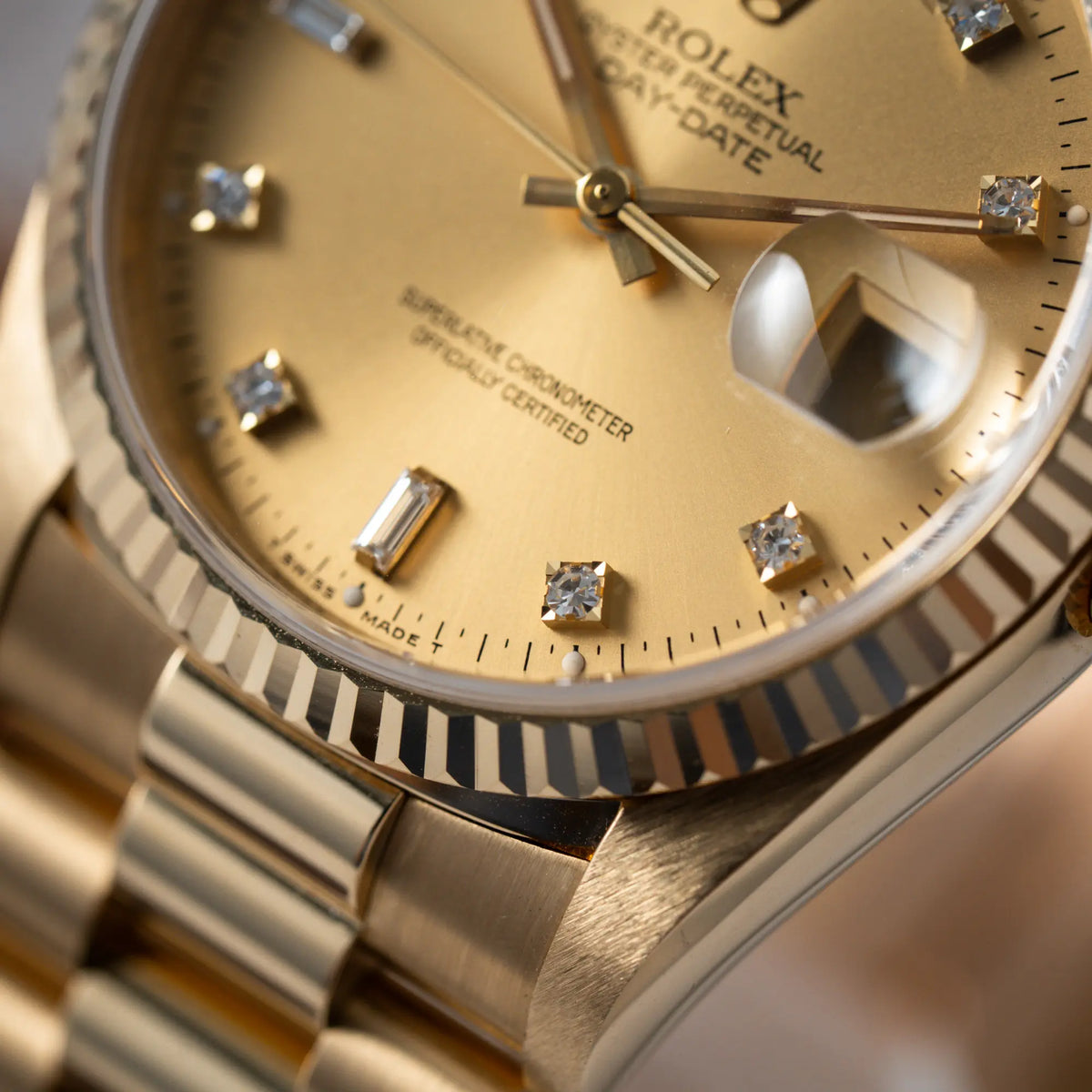 Detailaufnahme der Diamant-Indizes und des Bandanstoßes der Rolex Day-Date 36 aus 1991 der Referenz 18238 mit goldfarbenem Zifferblatt und Diamant Indizes in einem hervorragenden Gesamtzustand