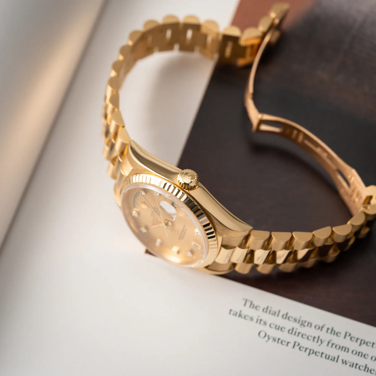 Produktfoto zeigt die seitliche Gehäuseflanke der Rolex Day-Date 36 aus 1991 der Referenz 18238 mit goldfarbenem Zifferblatt und Diamant Indizes in einem hervorragenden Gesamtzustand