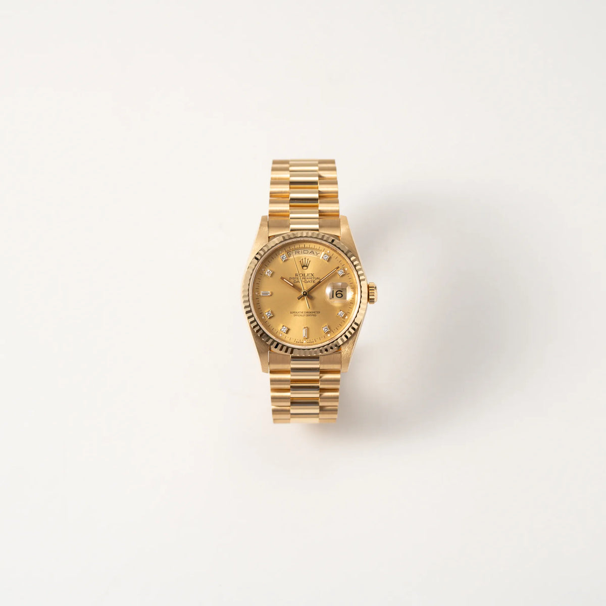 Frontale Ansicht der Rolex Day-Date 36 aus 1991 der Referenz 18238 mit goldfarbenem Zifferblatt und Diamant Indizes in einem hervorragenden Gesamtzustand