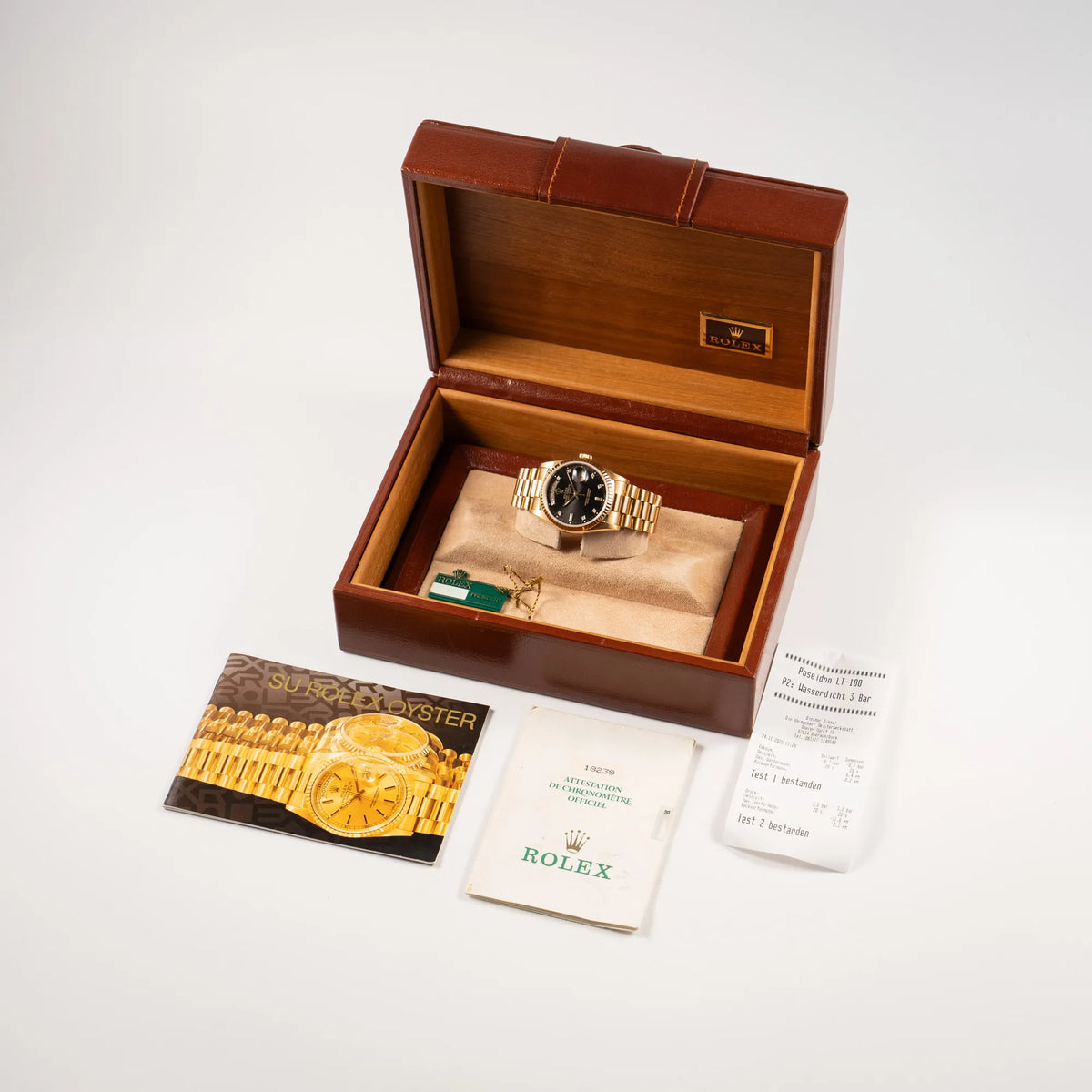 Rolex Day-Date 36 der Referenz 18238 im klassischen Gelbgold mit einem schwarzen Diamond Dial und englischsprachiger Wochentagsanzeige zusammen mit dem Lieferumfang bestehend aus Box, original Papieren, Booklets, Hangtag und DIchtheitsprüfung