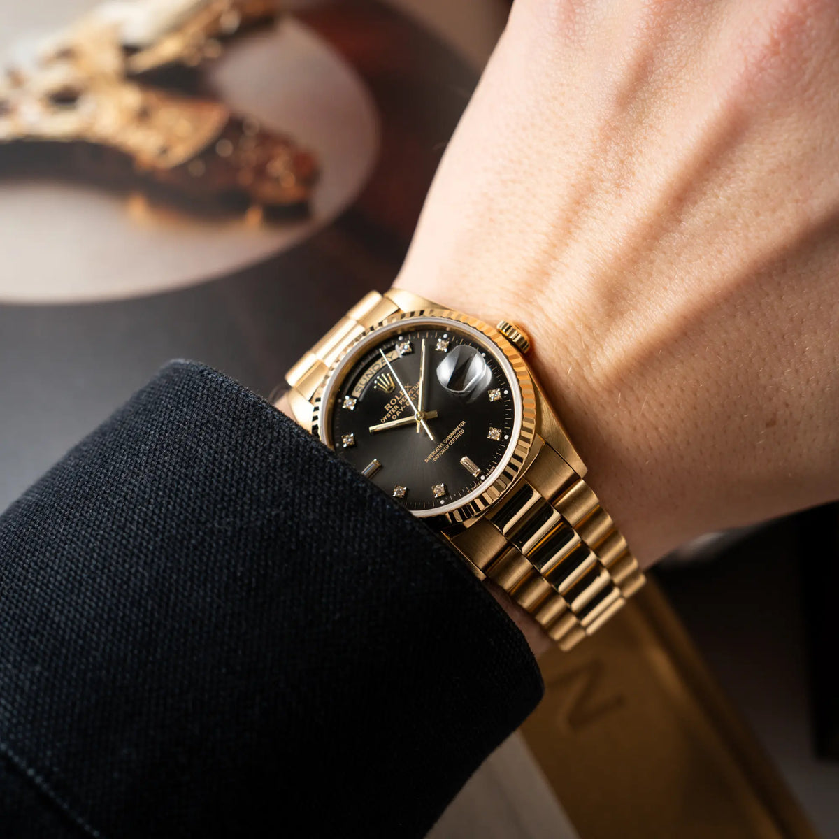 Wristshot mit der Rolex Day-Date 36 der Referenz 18238 im klassischen Gelbgold mit einem schwarzen Diamond Dial und englischsprachiger Wochentagsanzeige