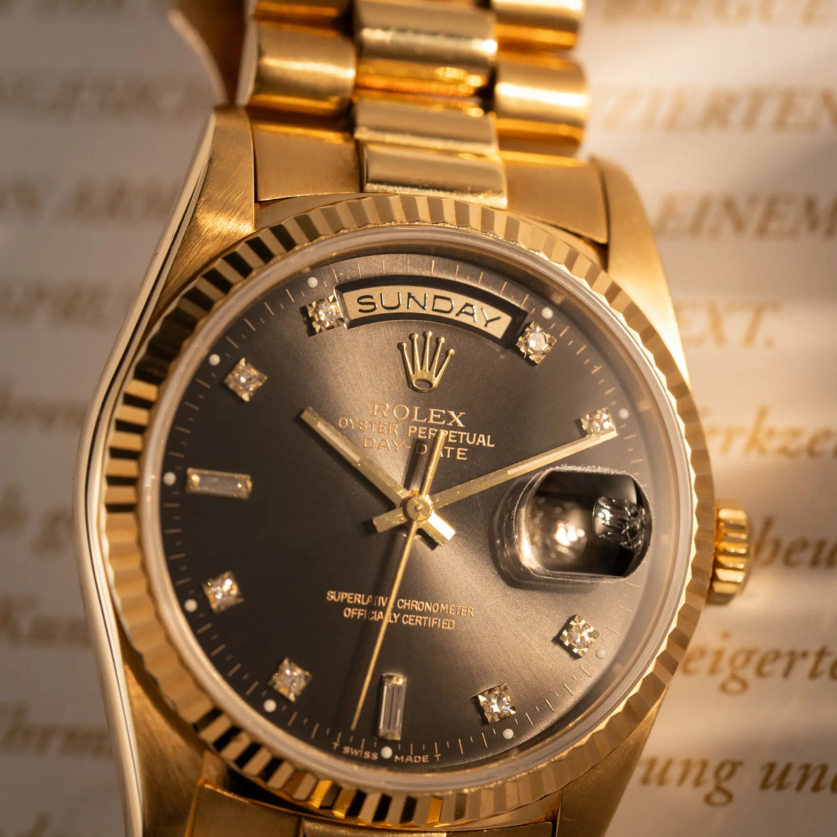 Produktfotografie der Rolex Day-Date 36 der Referenz 18238 im klassischen Gelbgold mit einem schwarzen Diamond Dial und englischsprachiger Wochentagsanzeige