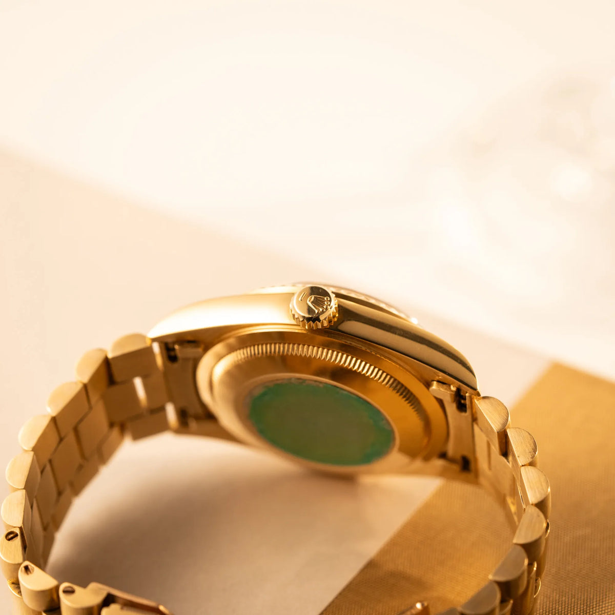 Produktfotografie der Rolex Day-Date 36 der Referenz 18238 im klassischen Gelbgold mit einem schwarzen Diamond Dial und englischsprachiger Wochentagsanzeige