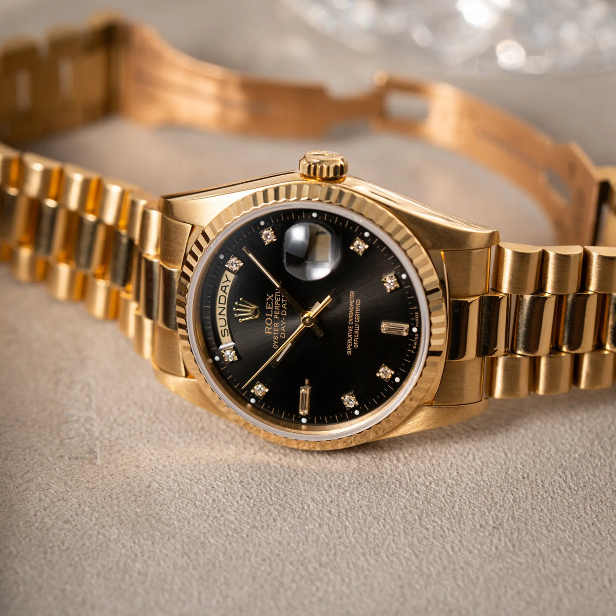 Produktfotografie der Rolex Day-Date 36 der Referenz 18238 im klassischen Gelbgold mit einem schwarzen Diamond Dial und englischsprachiger Wochentagsanzeige