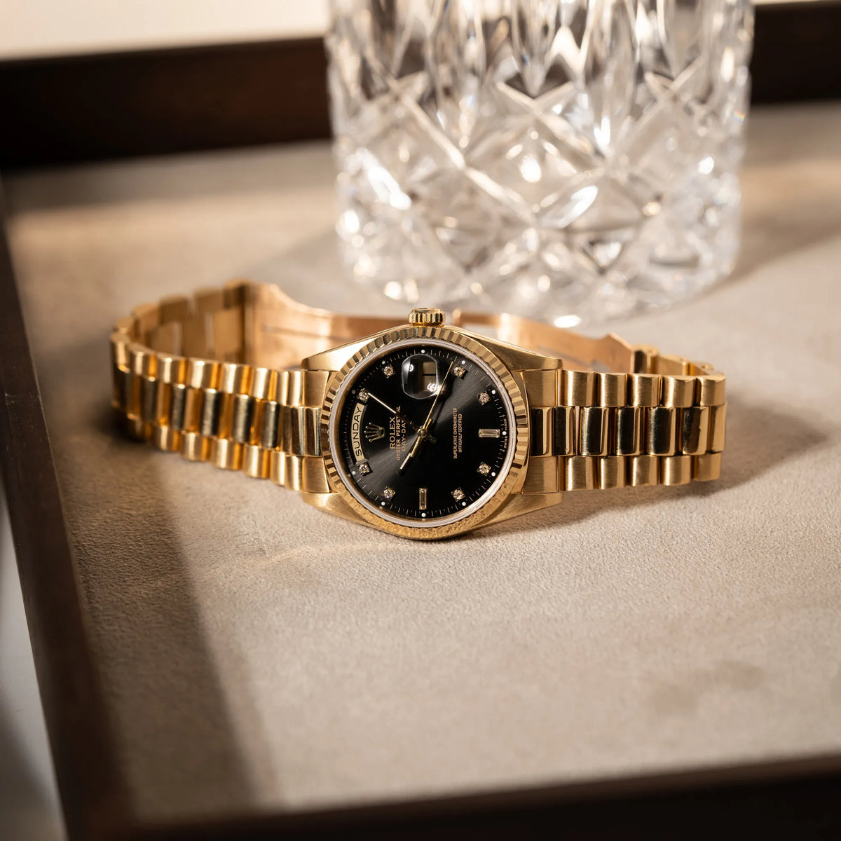 Produktfotografie der Rolex Day-Date 36 der Referenz 18238 im klassischen Gelbgold mit einem schwarzen Diamond Dial und englischsprachiger Wochentagsanzeige