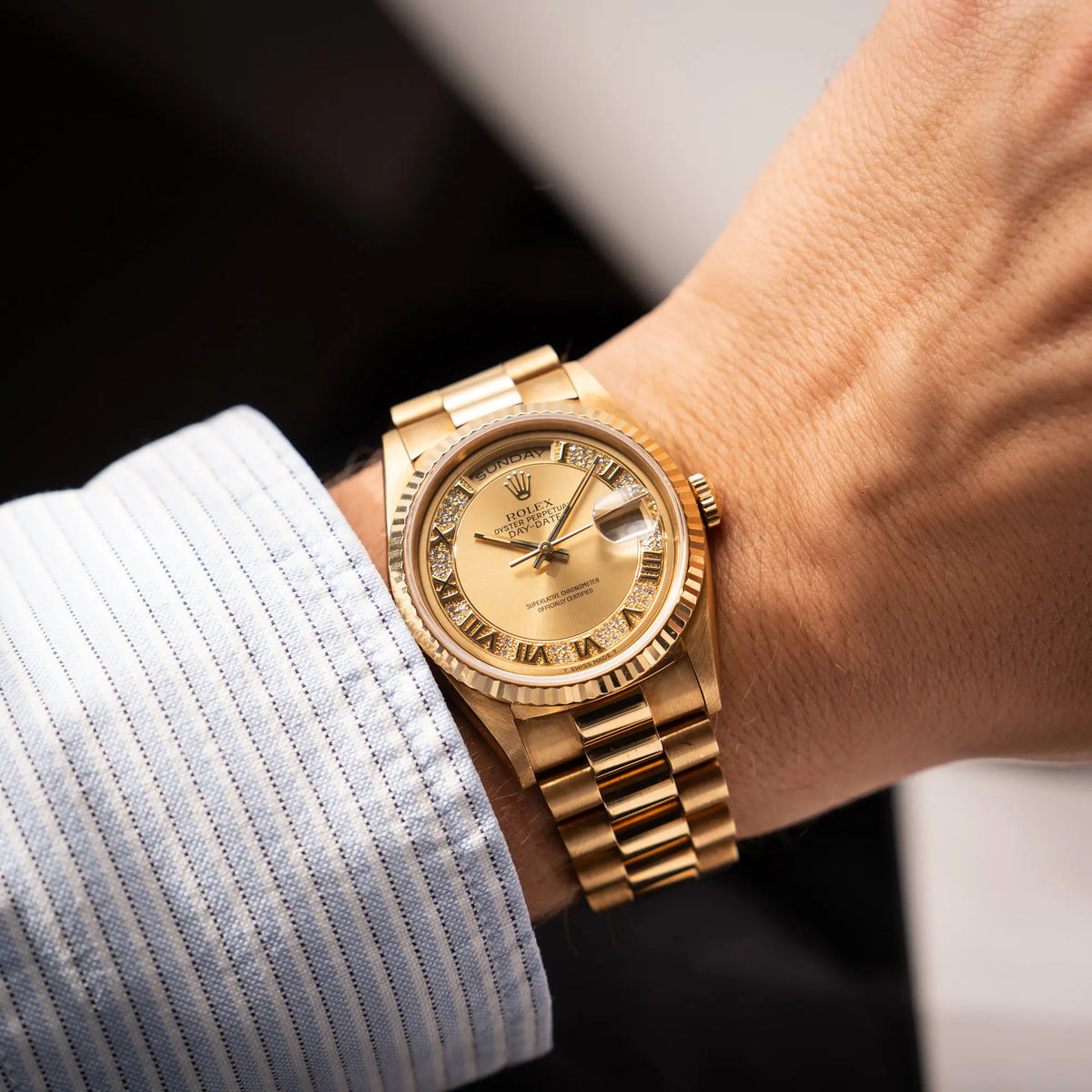 Wristshot mit der gelbgoldenen Rolex Day-Date 36 der Referenz 18238 mit einem seltenen Myriad-Dial mit Diamant-Kranz und römischen Indizes