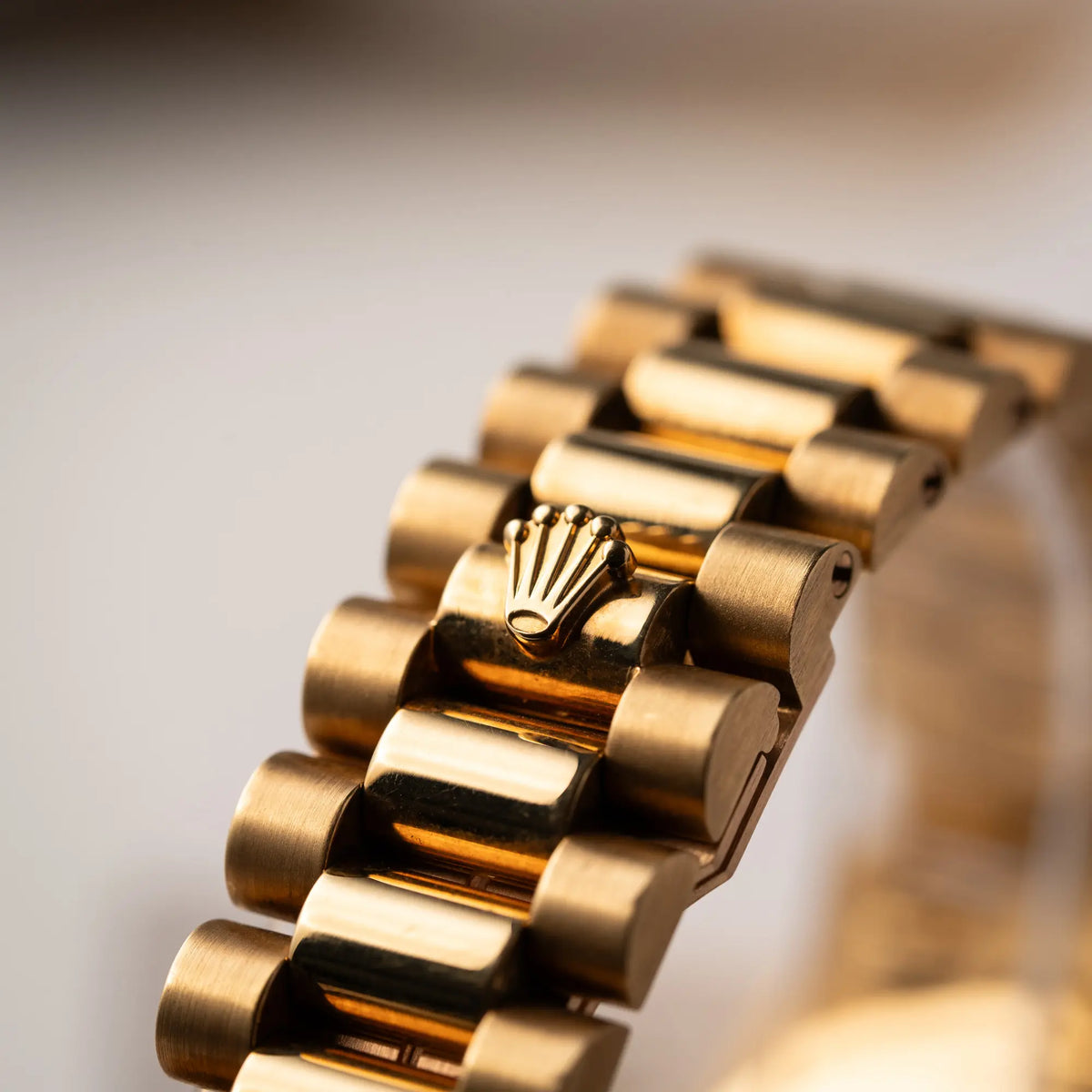 Detailaufnahme der Rolex-Krone auf der President-Schliesse von der gelbgoldenen Rolex Day-Date 36 der Referenz 18238 mit einem seltenen Myriad-Dial mit Diamant-Kranz und römischen Indizes