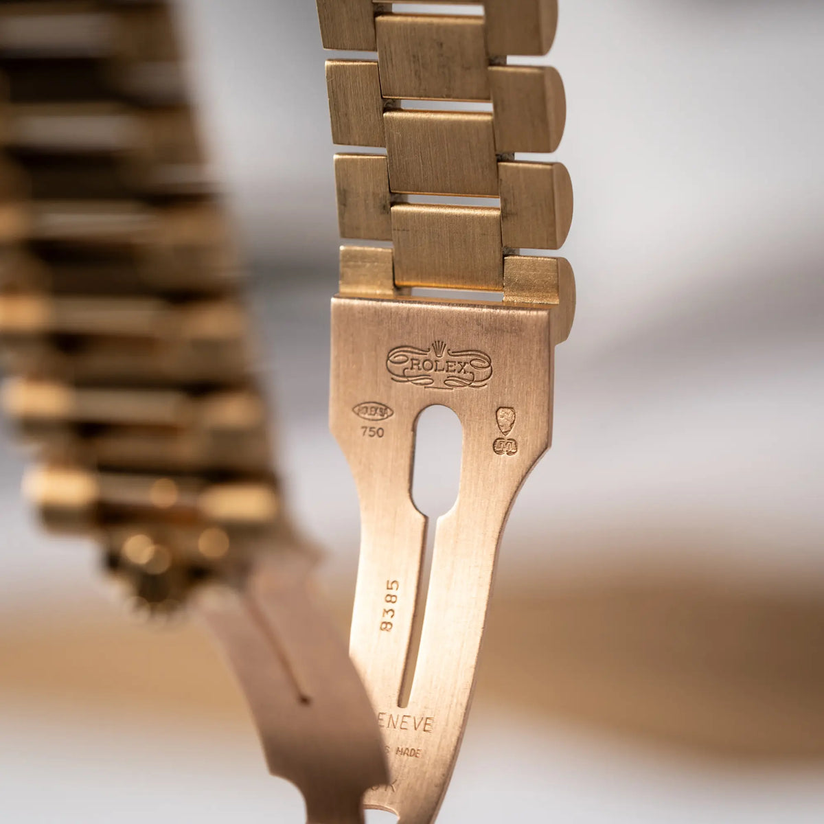 Detailaufnahme der geöffneten President-Schliesse der der gelbgoldenen Rolex Day-Date 36 der Referenz 18238 mit einem seltenen Myriad-Dial mit Diamant-Kranz und römischen Indizes