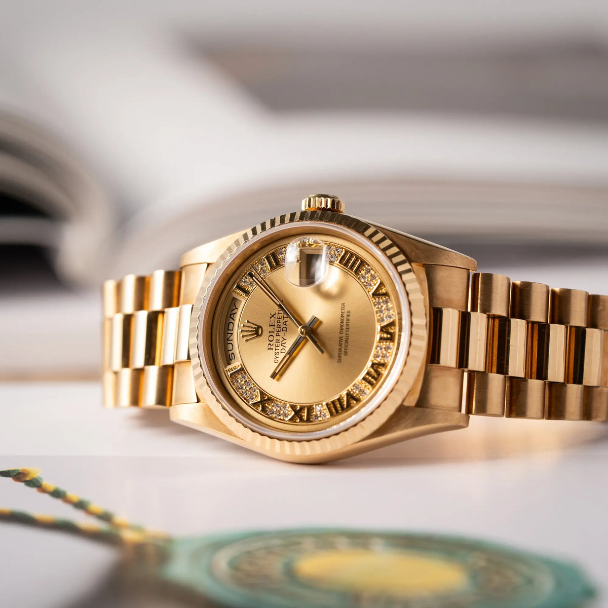Produktfotografie als Titelbild der gelbgoldenen Rolex Day-Date 36 der Referenz 18238 mit einem seltenen Myriad-Dial mit Diamant-Kranz und römischen Indizes