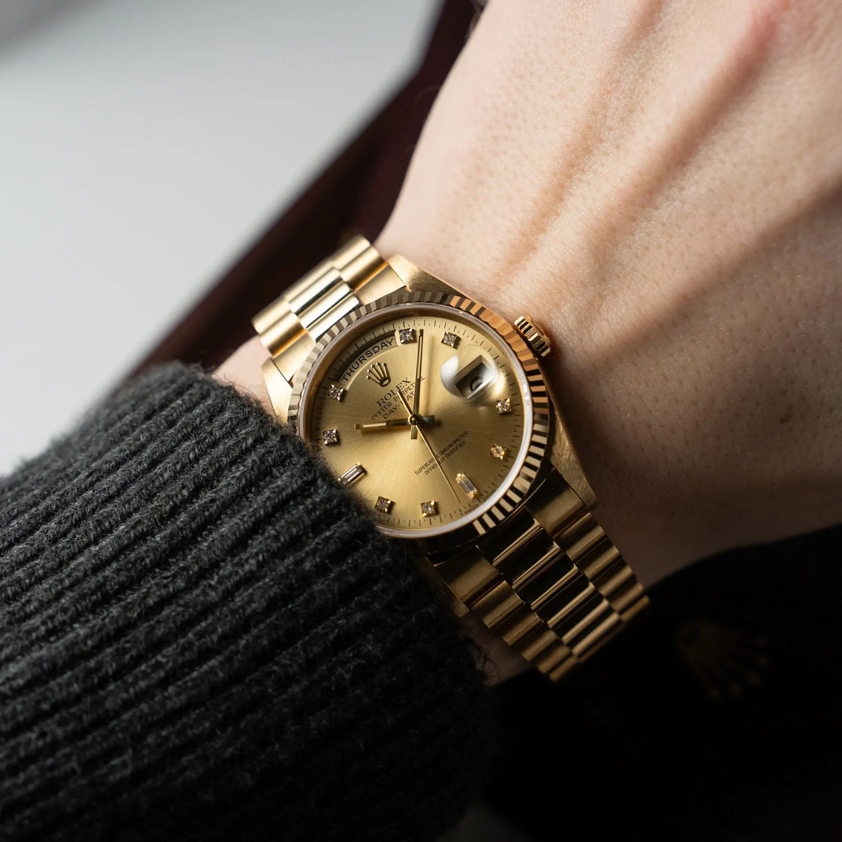 Wristshot mit der Rolex Day-Date 36 in Gelbgold (18238) mit Diamantzifferblatt der in einem neuwertigen Zustand