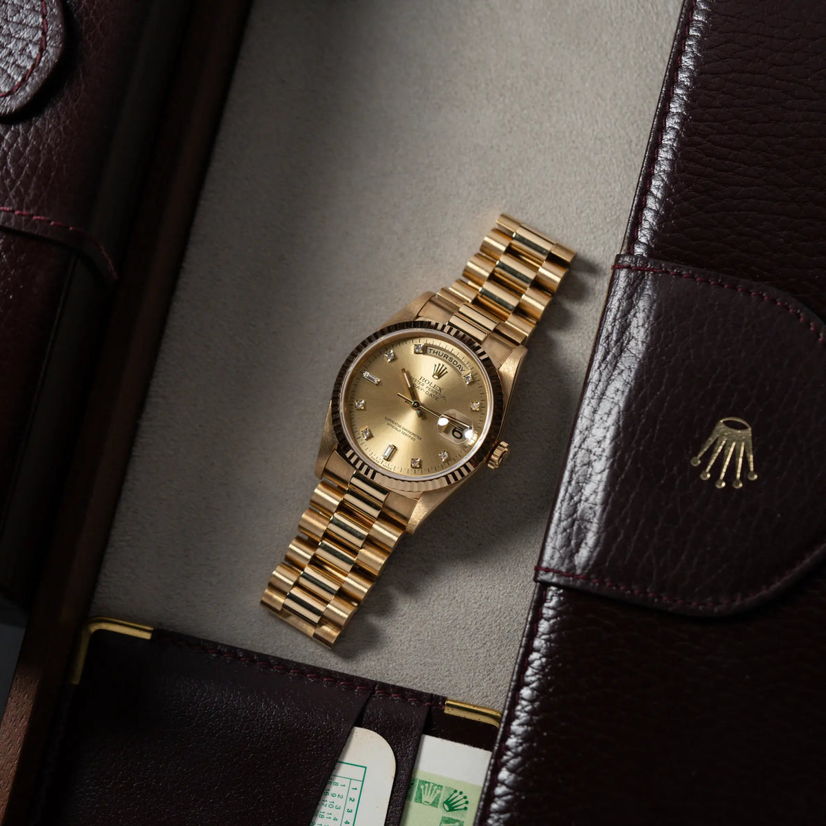 Produktfotografie der Rolex Day-Date 36 in Gelbgold (18238) mit Diamantzifferblatt der in einem neuwertigen Zustand