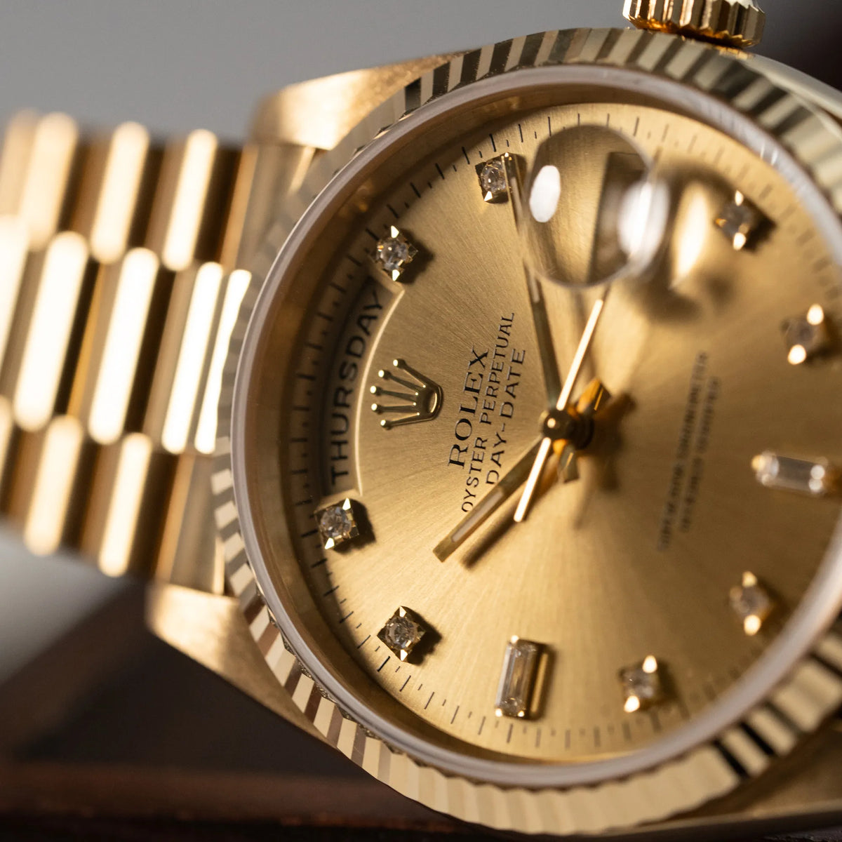 Detailaufnahme der Rolex Day-Date 36 in Gelbgold (18238) mit Diamantzifferblatt der in einem neuwertigen Zustand