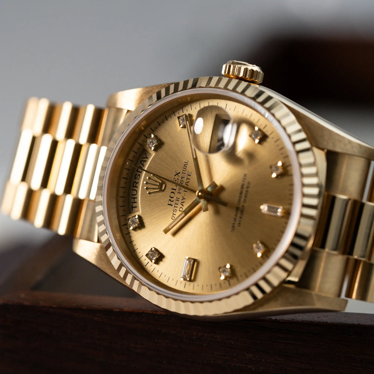 Detailreiche Produktfotografie der Rolex Day-Date 36 in Gelbgold (18238) mit Diamantzifferblatt der in einem neuwertigen Zustand